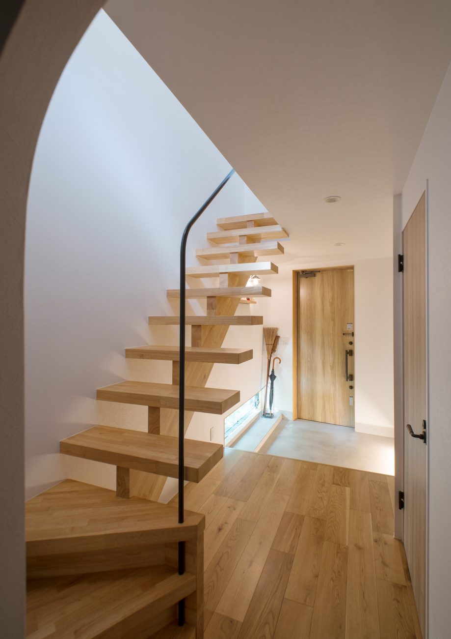 フローリングと同じ色の木材を使ったスケルトン階段がある廊下・デザイン住宅 注文住宅・デザイン住宅建築実例_『CASE547 移ろいの家』_玄関