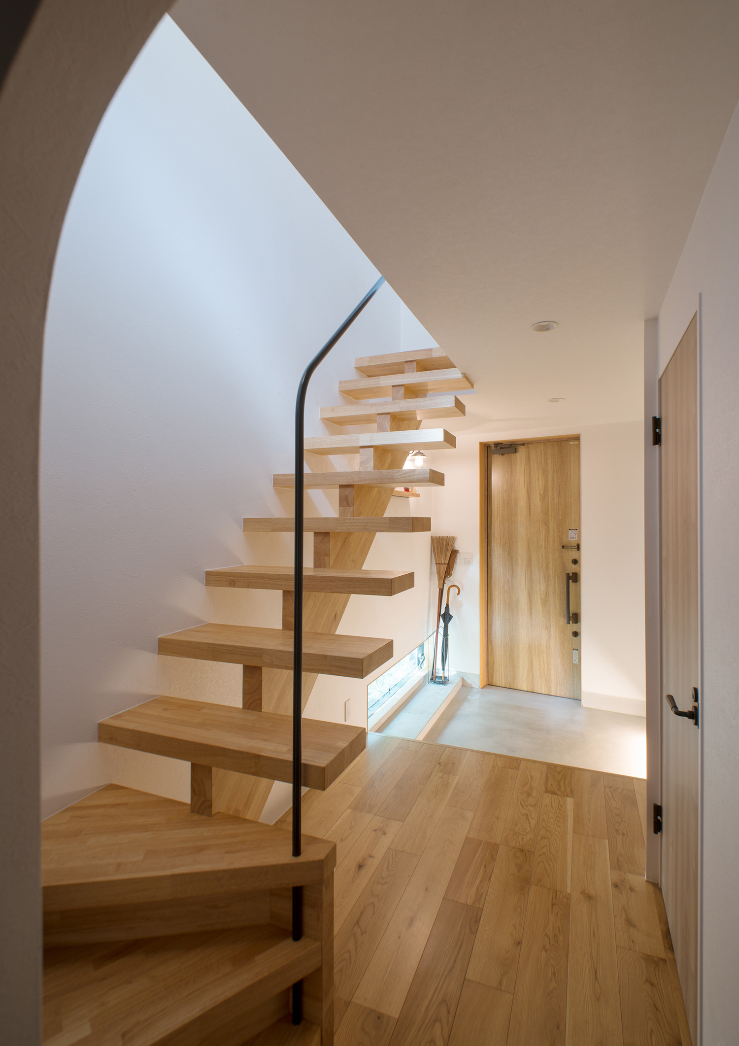 フローリングと同じ色の木材を使ったスケルトン階段がある廊下・デザイン住宅 注文住宅・デザイン住宅建築実例_『CASE547 移ろいの家』_玄関