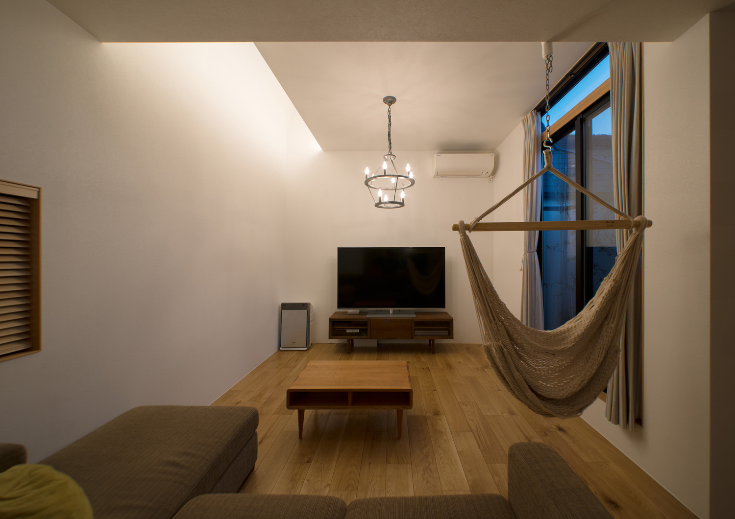 一部が吹き抜けとなったハンモックのあるLDK・デザイン住宅 注文住宅・デザイン住宅建築実例_『CASE547 移ろいの家』_LDK