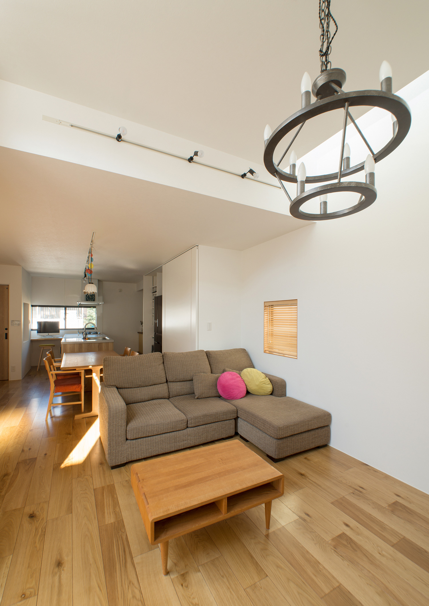 シンプルなシャンデリアが取り付られたフローリングのLDK・デザイン住宅 注文住宅・デザイン住宅建築実例_『CASE547 移ろいの家』_LDK