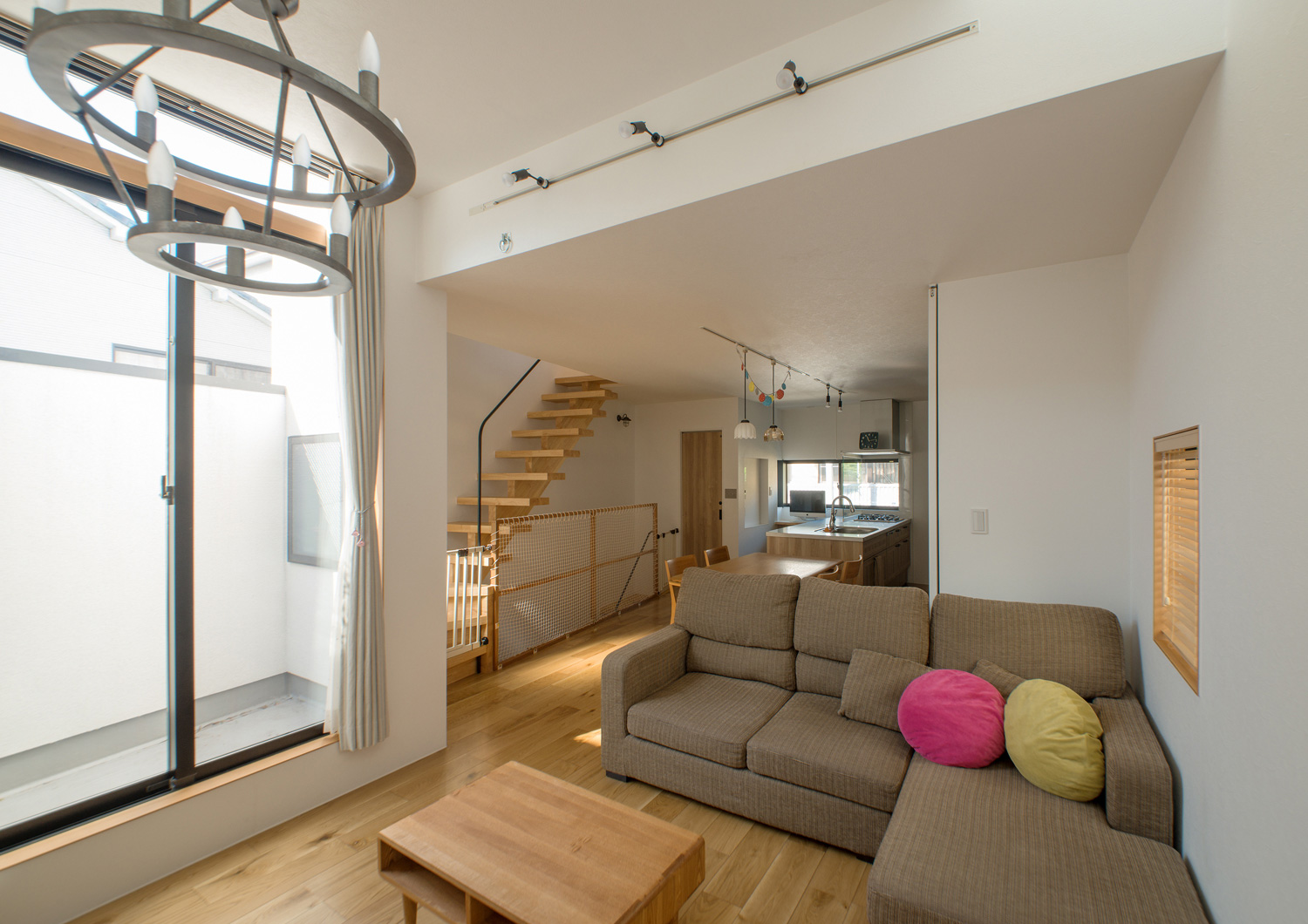 ルーフバルコニーに面した明るく開放感のあるLDK・デザイン住宅 注文住宅・デザイン住宅建築実例_『CASE547 移ろいの家』_LDK