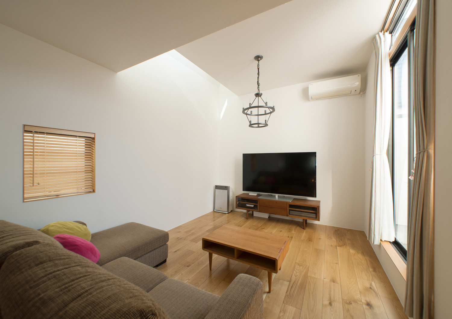 吹き抜けから光が入るシンプルでおしゃれなLDK・デザイン住宅 注文住宅・デザイン住宅建築実例_『CASE547 移ろいの家』_LDK