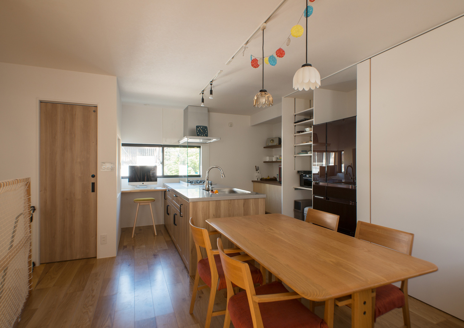 キッチンとダイニングテーブルが横並びになったフローリングのLDK・デザイン住宅 注文住宅・デザイン住宅建築実例_『CASE547 移ろいの家』_LDK