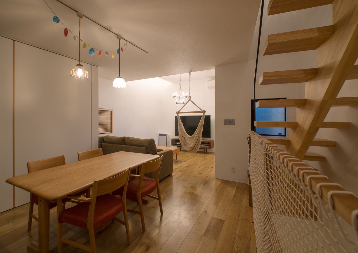 ペンダントライトに照らされた四人掛けのダイニングテーブルがあるLDK・デザイン住宅 注文住宅・デザイン住宅建築実例_『CASE547 移ろいの家』_LDK