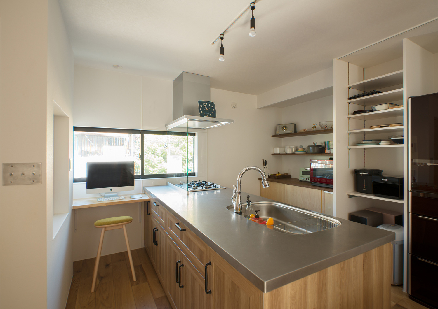 天板がステンレスで収納部分が木目のおしゃれなペニンシュラキッチン・デザイン住宅 注文住宅・デザイン住宅建築実例_『CASE547 移ろいの家』_キッチン