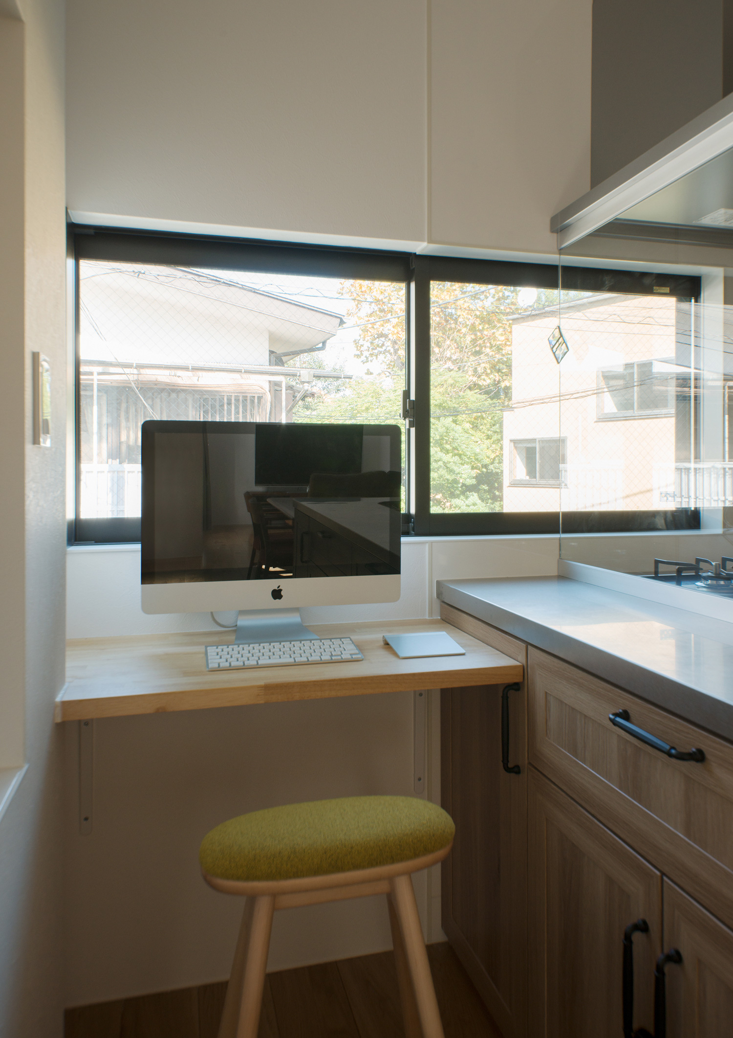 窓がある壁際に取り付けられた壁付けデスクのワークスペース・デザイン住宅 注文住宅・デザイン住宅建築実例_『CASE547 移ろいの家』_キッチン