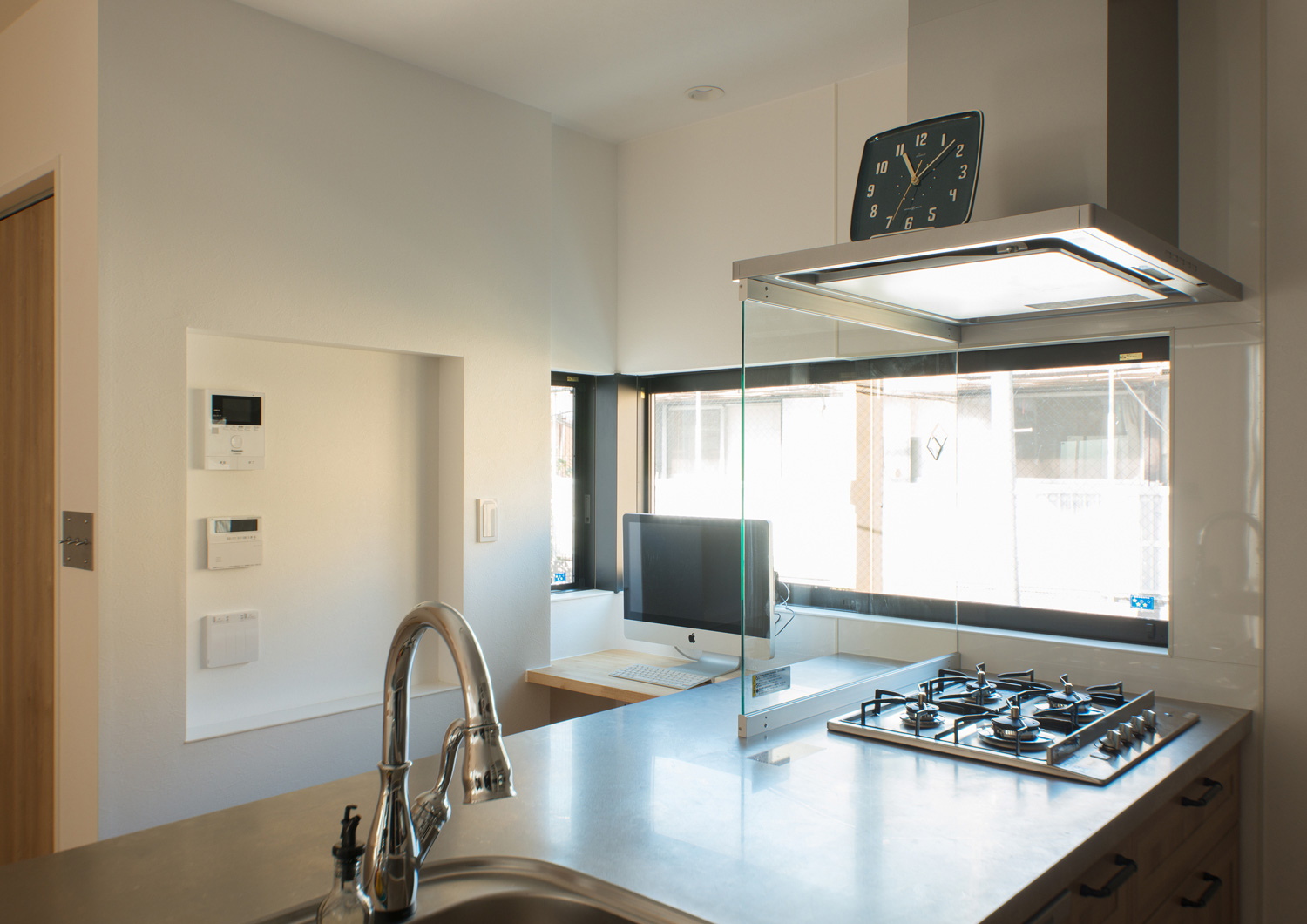 キッチンの正面にスイッチニッチがある機能的なLDK・デザイン住宅 注文住宅・デザイン住宅建築実例_『CASE547 移ろいの家』_キッチン