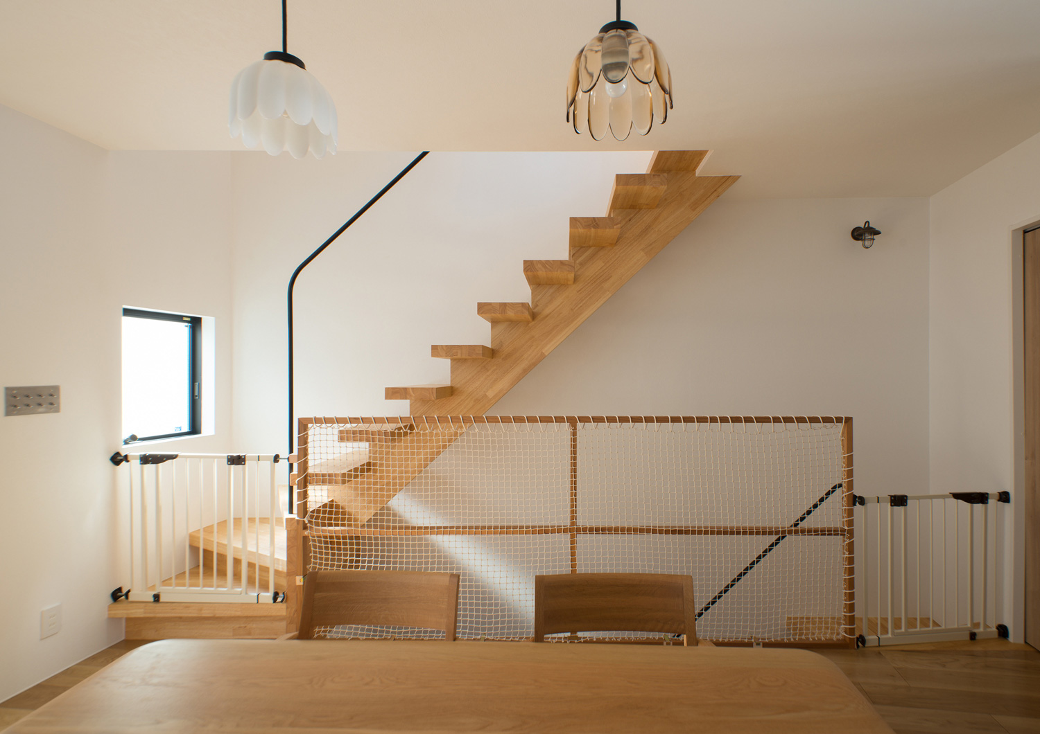 柵を取り付けた木製のスケルトン階段がある階段室・デザイン住宅 注文住宅・デザイン住宅建築実例_『CASE547 移ろいの家』_階段