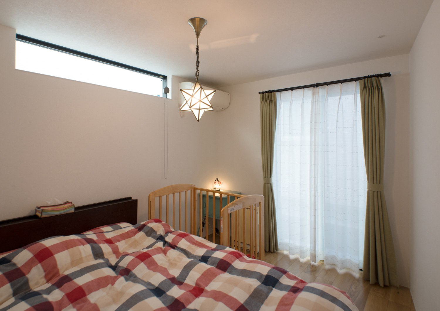 大きな窓とハイサイドライトの両方から光が入る明るい寝室・デザイン住宅 注文住宅・デザイン住宅建築実例_『CASE547 移ろいの家』_寝室