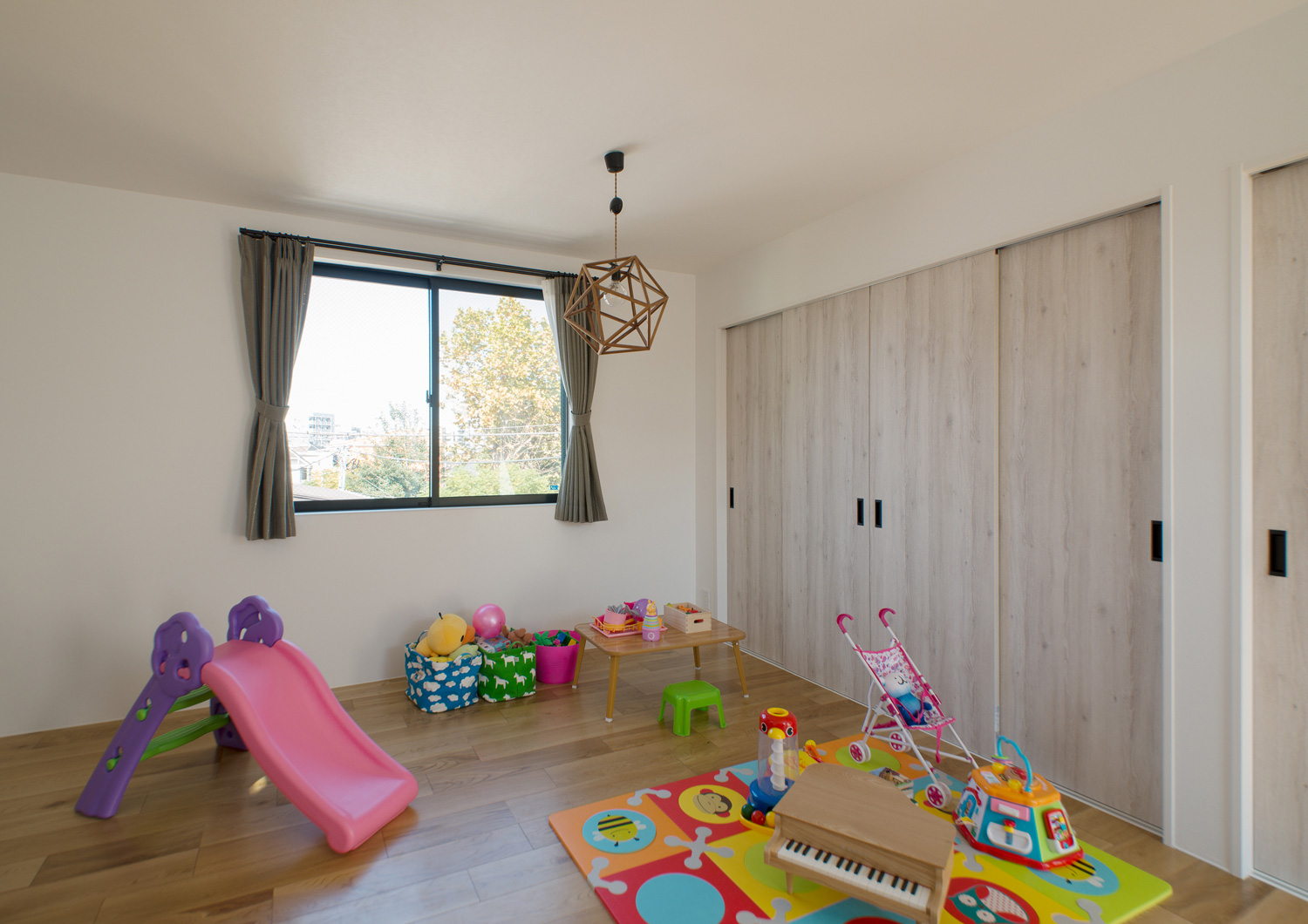 カラフルなおもちゃがたくさん置かれたナチュラルな子供部屋・デザイン住宅 注文住宅・デザイン住宅建築実例_『CASE547 移ろいの家』_子供部屋