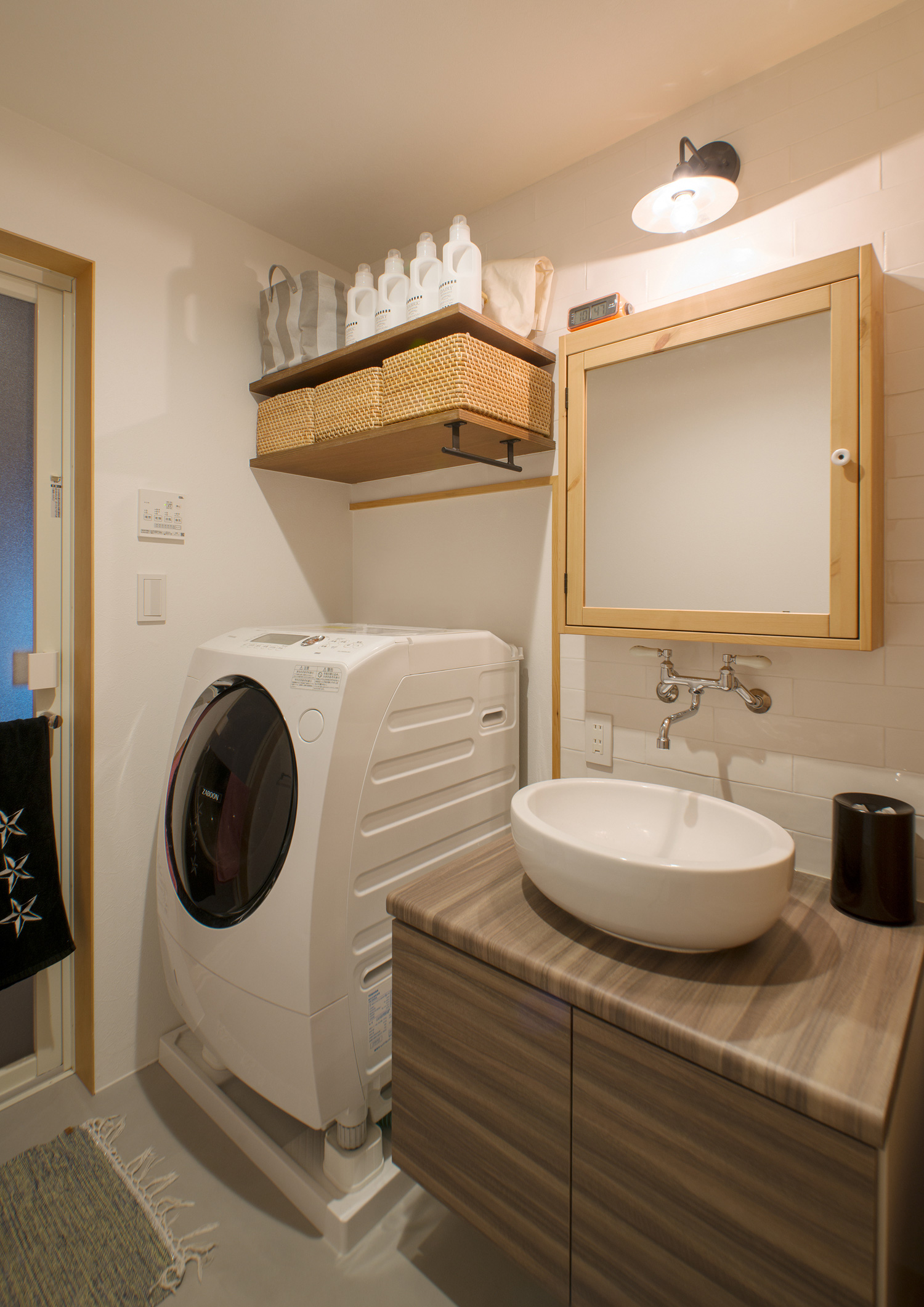 木のインテリアを中心とした収納豊富な機能的な洗面所・デザイン住宅 注文住宅・デザイン住宅建築実例_『CASE547 移ろいの家』_浴室・洗面所