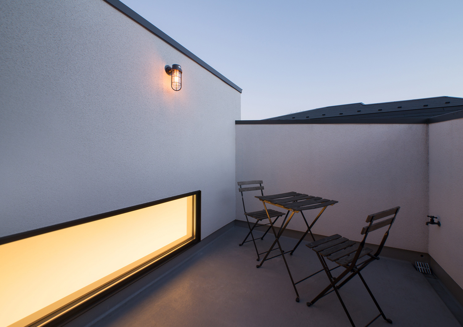 木の椅子とテーブルが置かれた壁に囲まれたルーフバルコニー・デザイン住宅 注文住宅・デザイン住宅建築実例_『CASE547 移ろいの家』_テラス・バルコニー