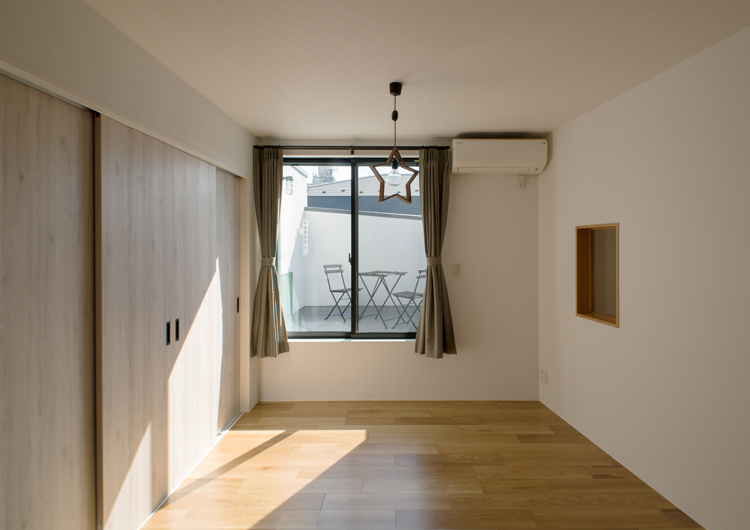 ルーフバルコニーに面したフローリングの個室・デザイン住宅 注文住宅・デザイン住宅建築実例_『CASE547 移ろいの家』_フリースペース