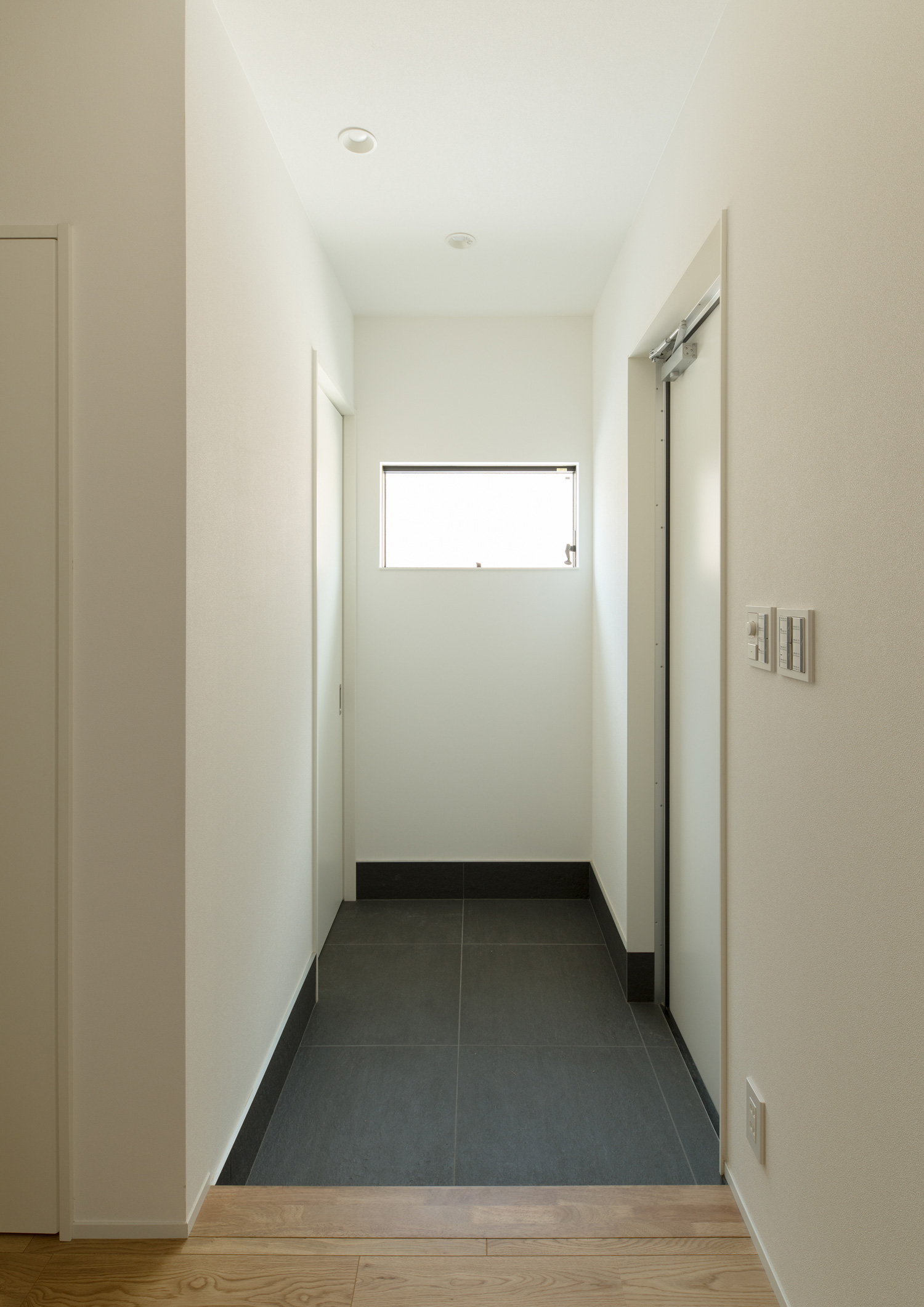 注文住宅・デザイン住宅建築実例_玄関 注文住宅・デザイン住宅建築実例_『CASE554 ブルーボックスハウス』_玄関