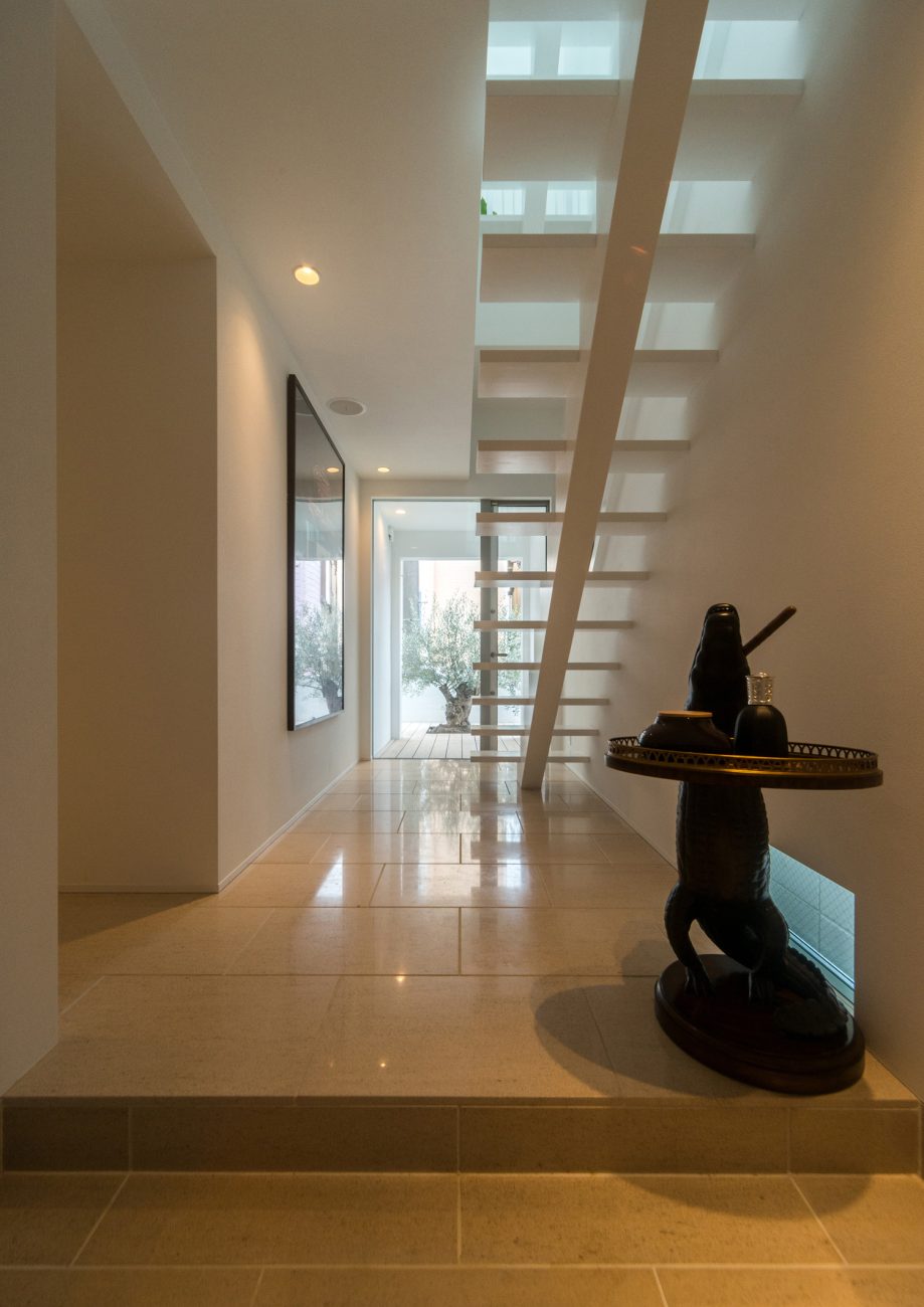 注文住宅・デザイン住宅建築実例_玄関 注文住宅・デザイン住宅建築実例_『CASE555 白のハウス』_玄関