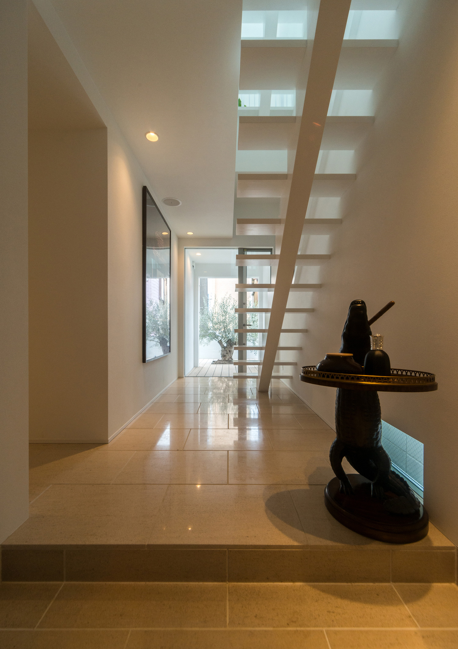 注文住宅・デザイン住宅建築実例_玄関 注文住宅・デザイン住宅建築実例_『CASE555 白のハウス』_玄関