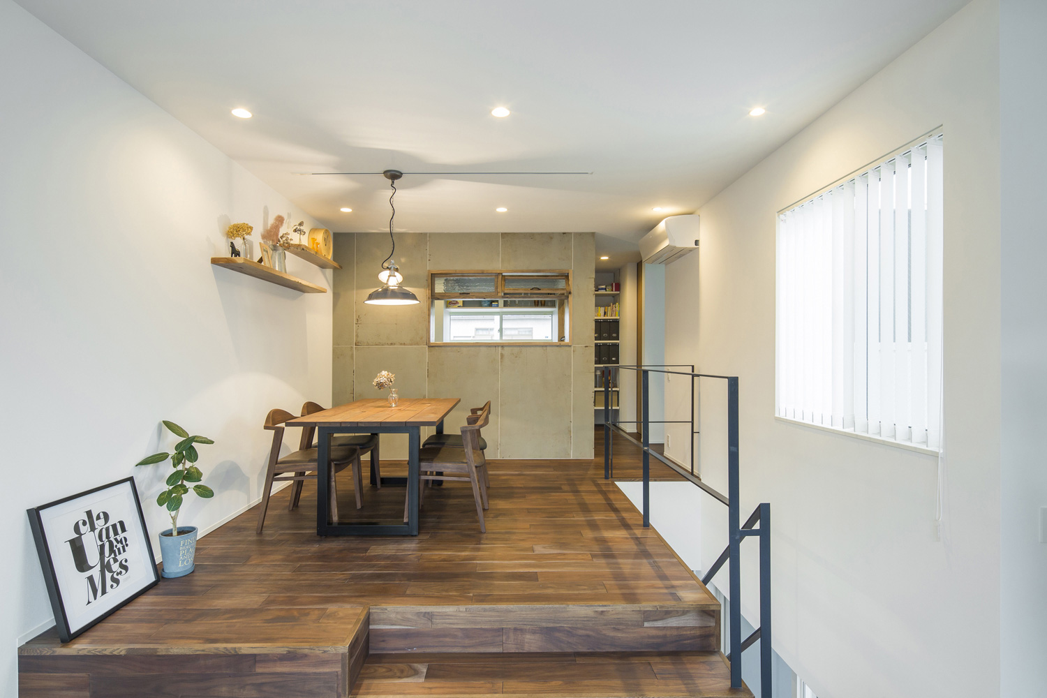 木のダイニングテーブルと木の椅子があるフローリングのLDK・デザイン住宅 注文住宅・デザイン住宅建築実例_『CASE557 いろどり』_LDK