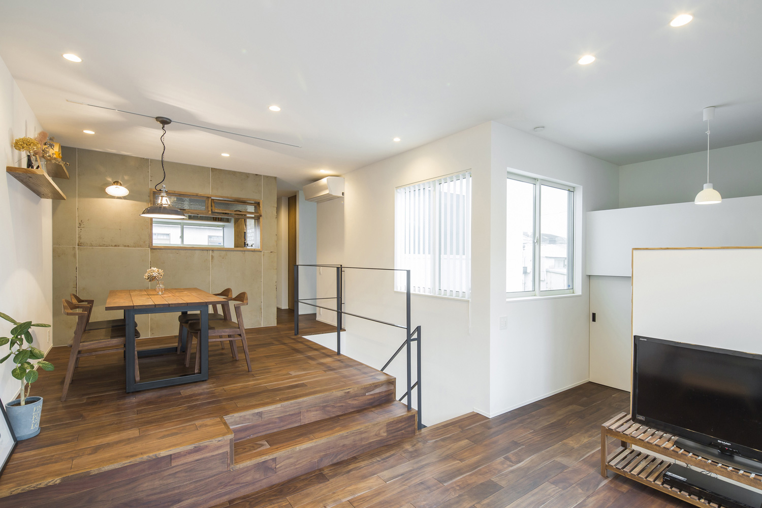 フローリングのダウンリビングがあるナチュラルなLDK・デザイン住宅 注文住宅・デザイン住宅建築実例_『CASE557 いろどり』_LDK