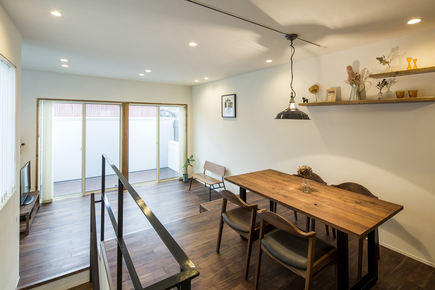 バルコニーに面した大きな窓があるダウンリビングがあるシンプルなLDK・デザイン住宅 注文住宅・デザイン住宅建築実例_『CASE557 いろどり』_LDK