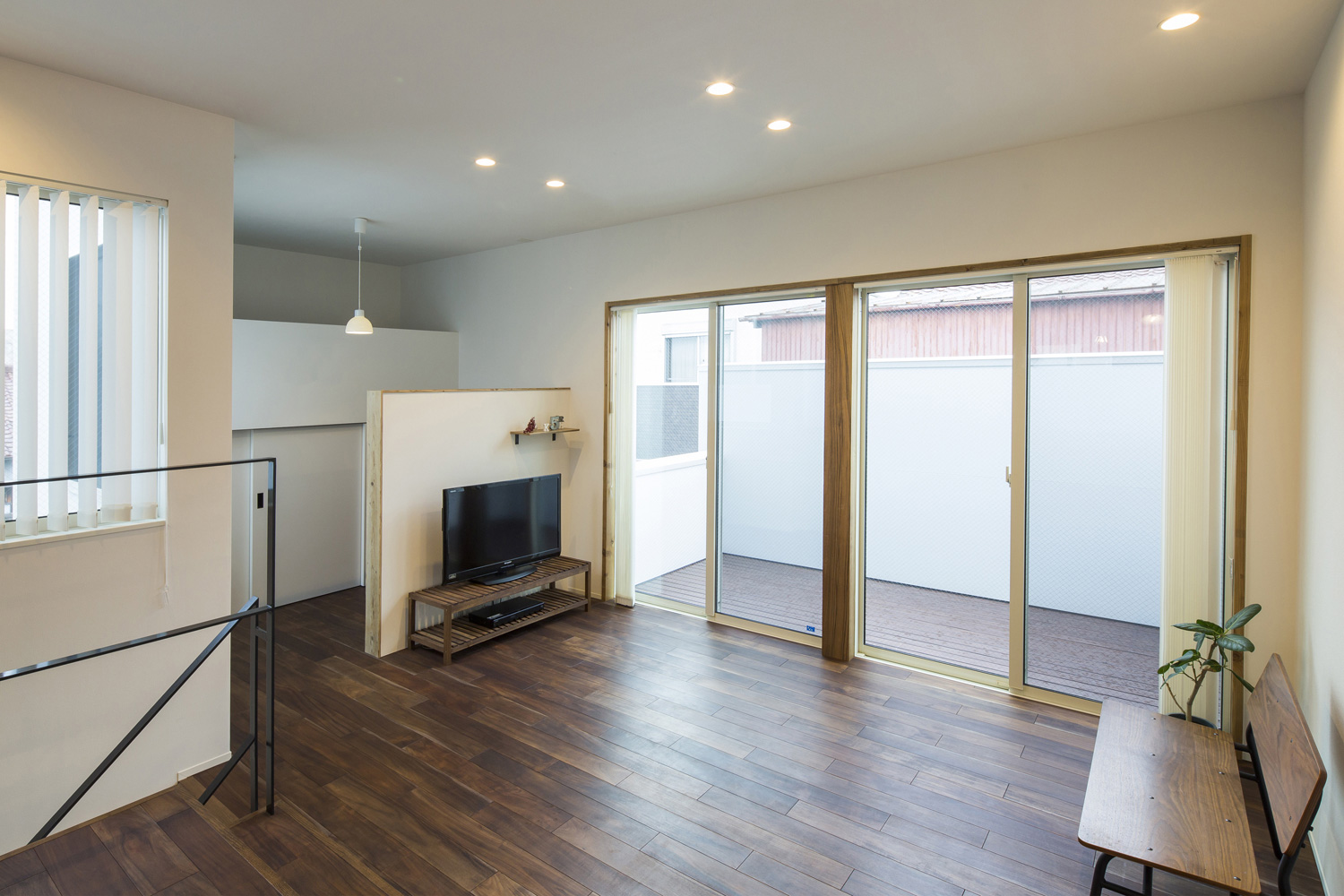 バルコニーと繋がる大開口窓がある明るい北欧風のLDK・デザイン住宅 注文住宅・デザイン住宅建築実例_『CASE557 いろどり』_LDK