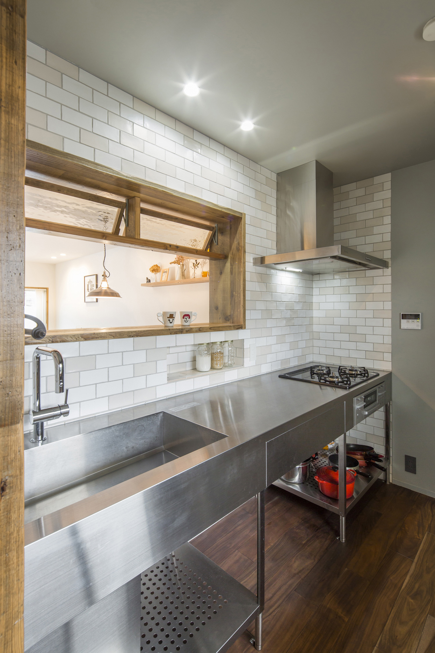 室内窓付きのタイルの壁に面したステンレスのキッチン・デザイン住宅 注文住宅・デザイン住宅建築実例_『CASE557 いろどり』_キッチン