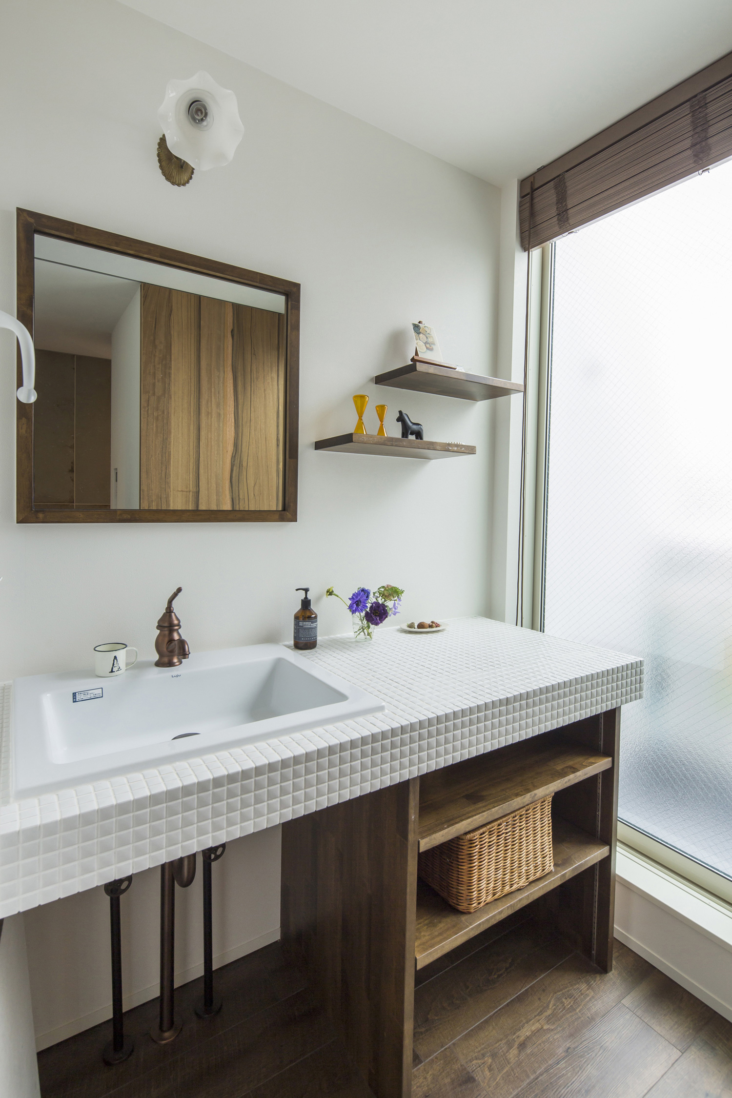 タイルの造作洗面台がある、窓から光がある明るい洗面所・デザイン住宅 注文住宅・デザイン住宅建築実例_『CASE557 いろどり』_浴室・洗面所