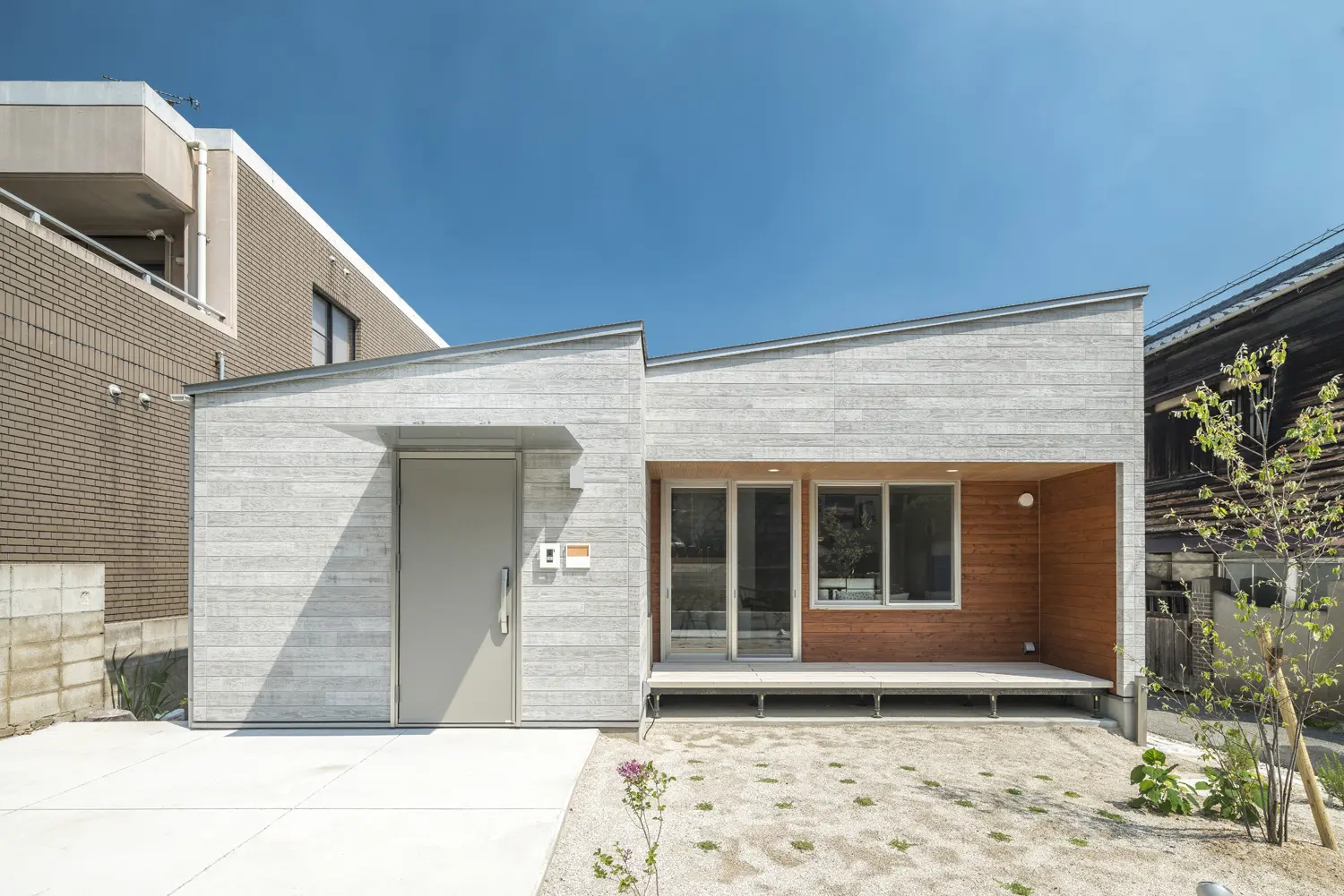 さりげなく緑をちりばめた外構デザイン