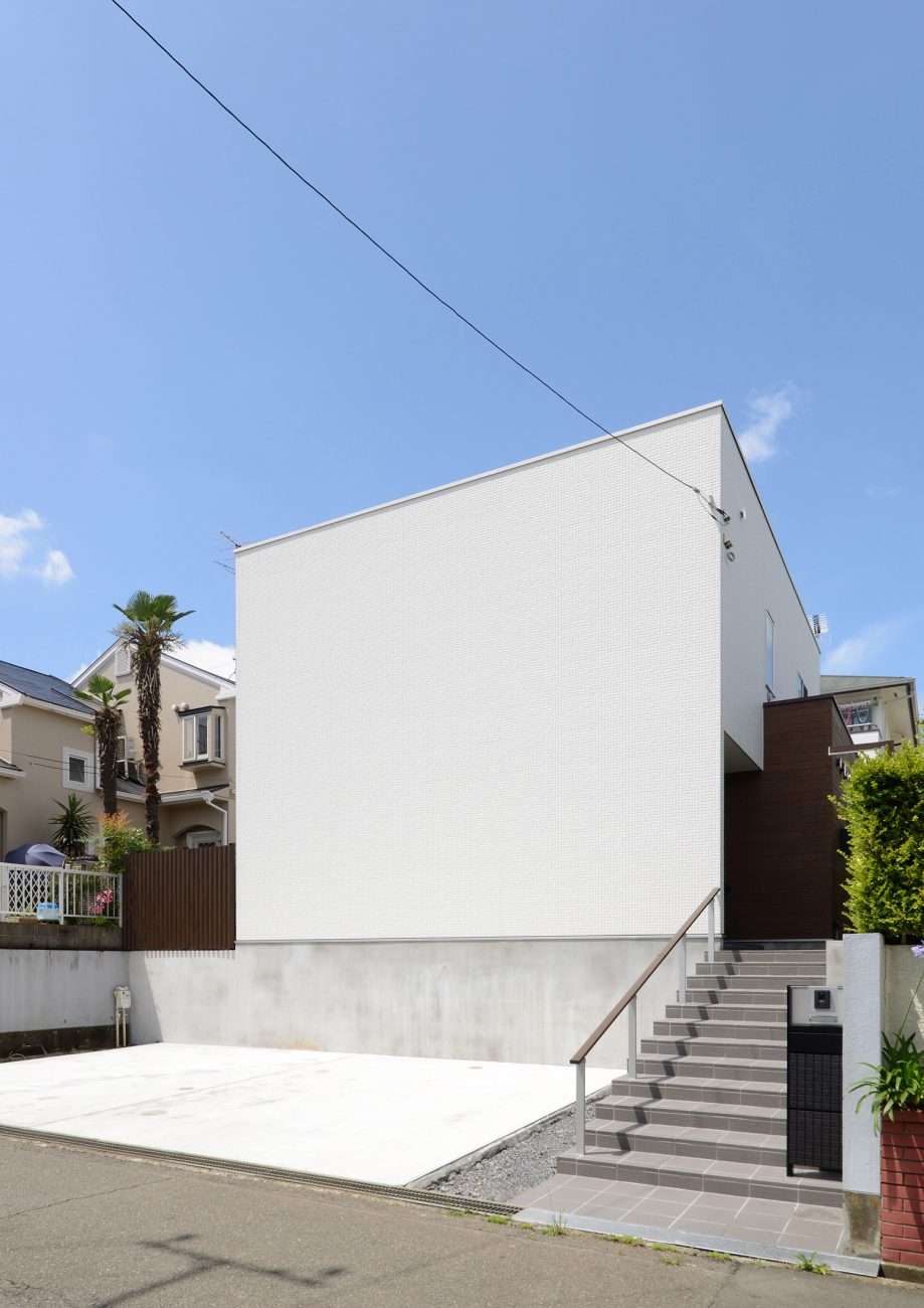 コンクリートの階段アプローチがある窓のない白い外壁の家の外観・デザイン住宅 注文住宅・デザイン住宅建築実例_『CASE561 TOHFU-HOUSE』_外観