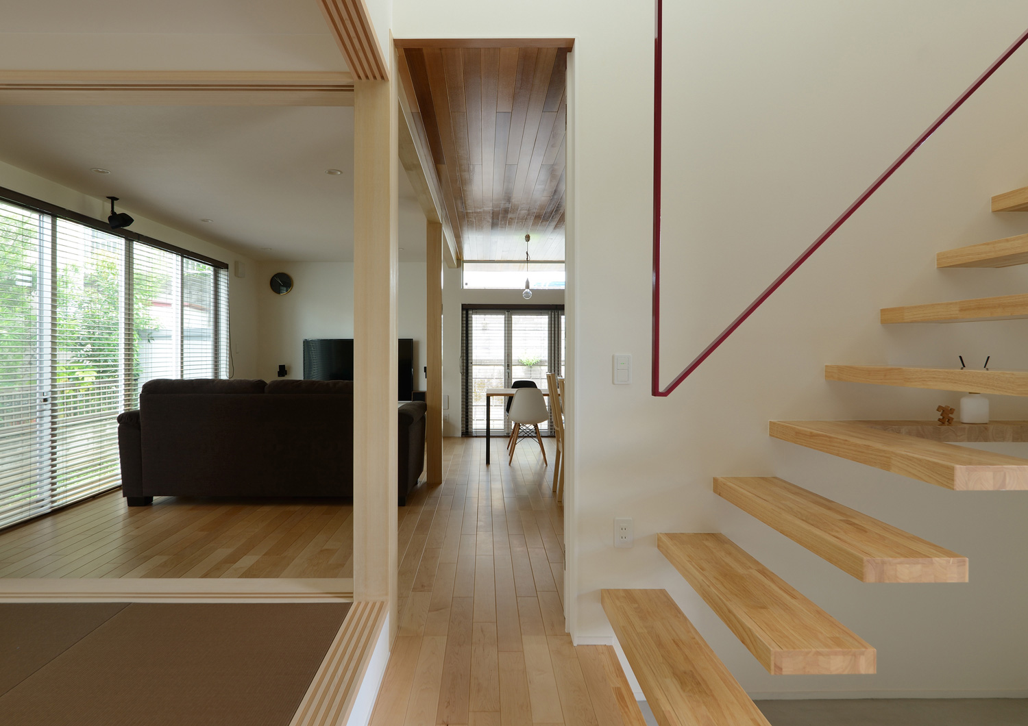 木製のスケルトン階段がある廊下と繋がる広いLDK・デザイン住宅 注文住宅・デザイン住宅建築実例_『CASE561 TOHFU-HOUSE』_玄関
