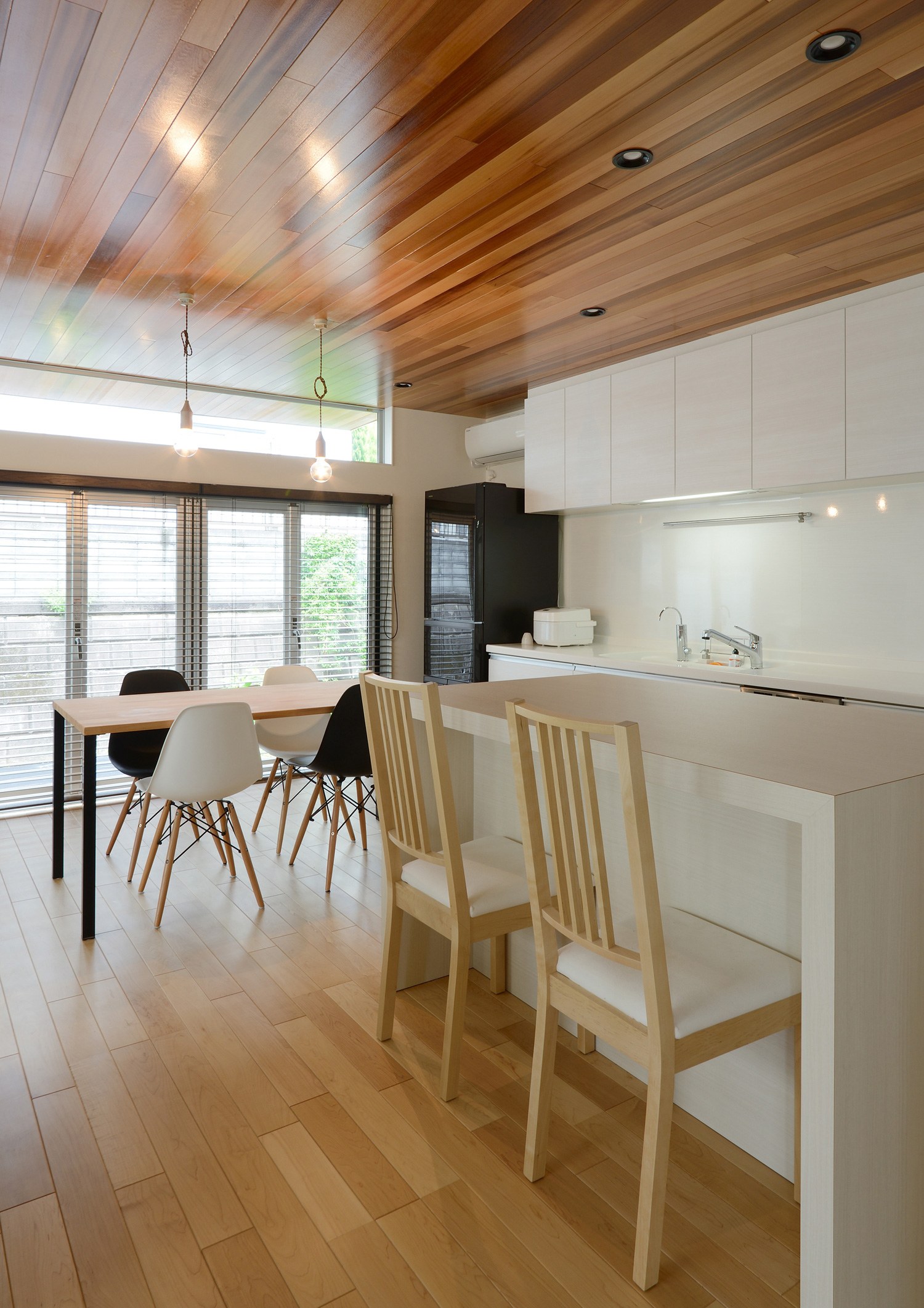 大きな窓に面した木目の天井のLDK・デザイン住宅 注文住宅・デザイン住宅建築実例_『CASE561 TOHFU-HOUSE』_LDK