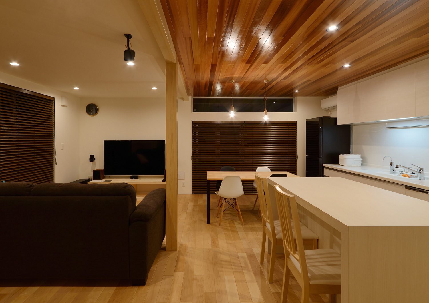 窓に木のプラインドを取り付けた天井の色が切り替わったLDK・デザイン住宅 注文住宅・デザイン住宅建築実例_『CASE561 TOHFU-HOUSE』_LDK