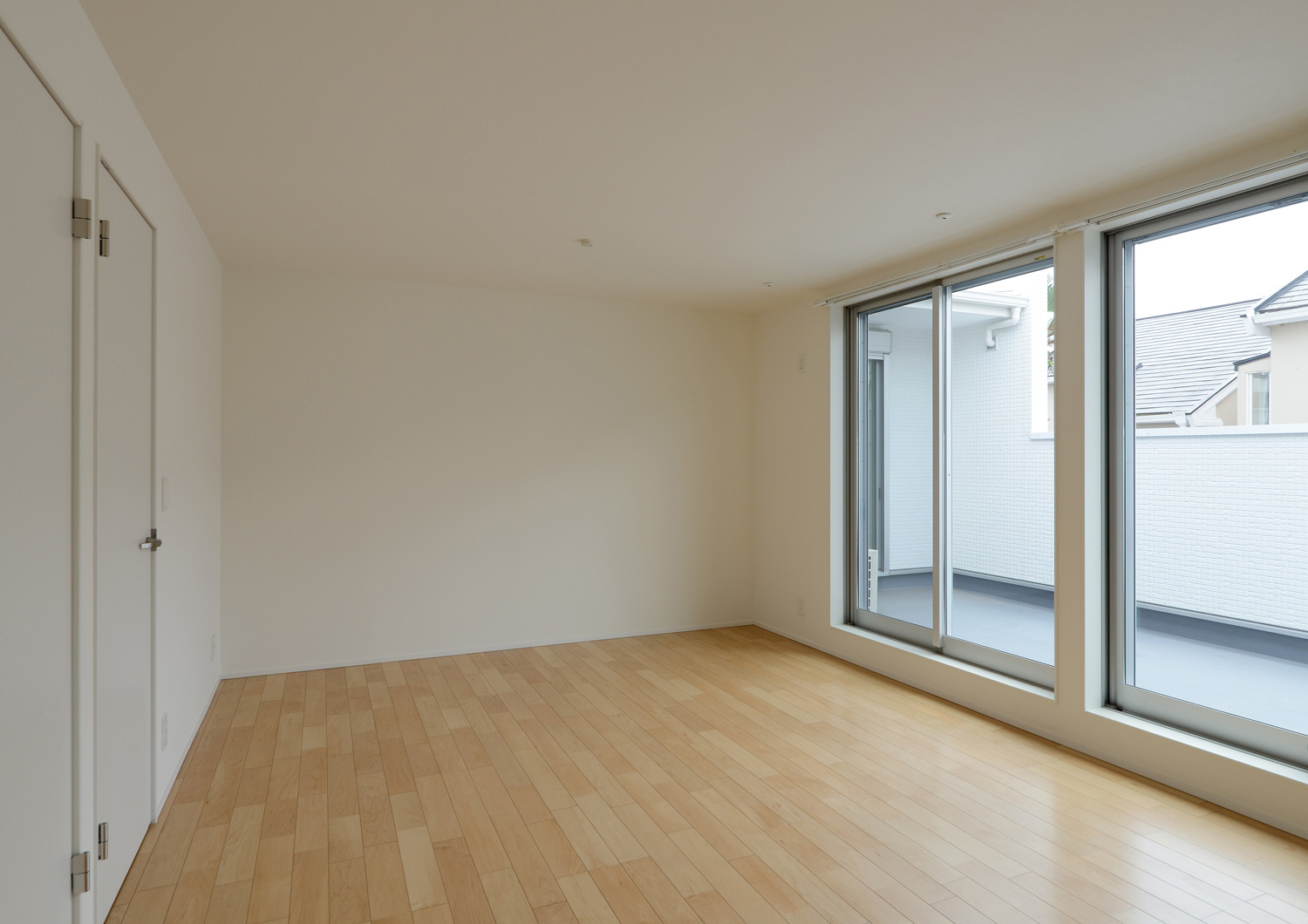 バルコニーに面した窓があるフローリングのシンプルなLDK・デザイン住宅 注文住宅・デザイン住宅建築実例_『CASE561 TOHFU-HOUSE』_子供部屋