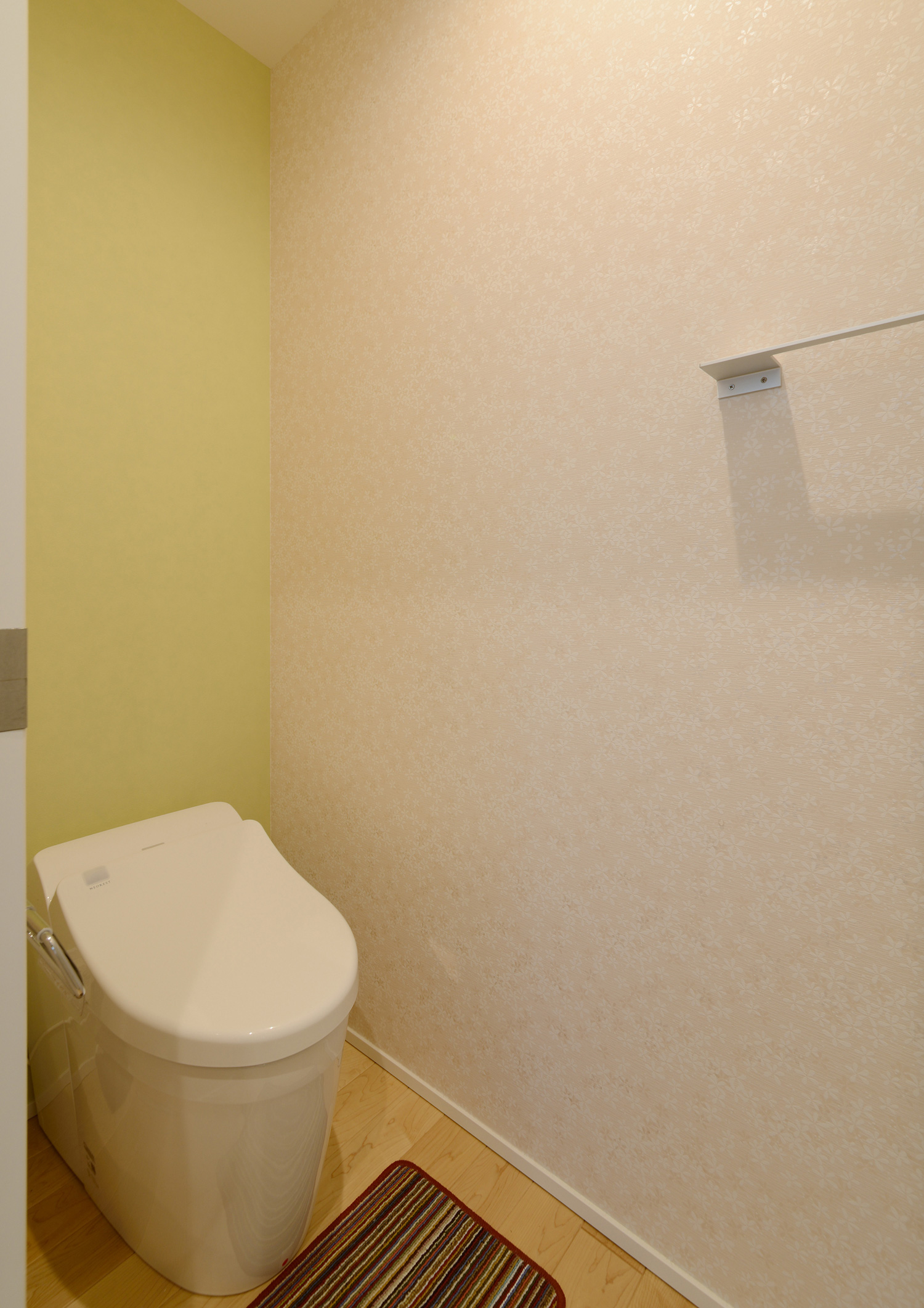 アクセントクロスを設けたシンプルなトイレ・デザイン住宅 注文住宅・デザイン住宅建築実例_『CASE561 TOHFU-HOUSE』_トイレ