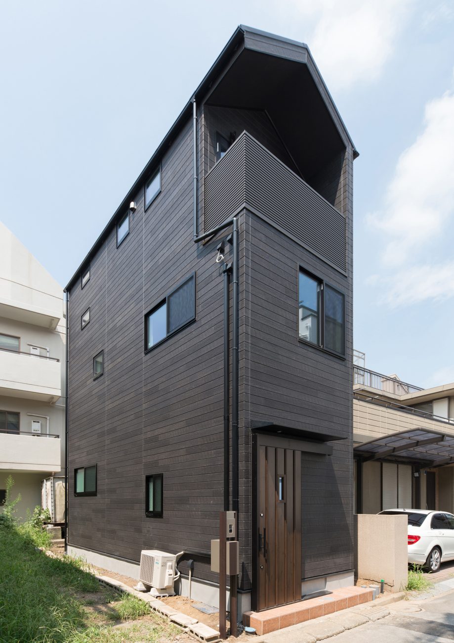 細長い土地に建つバルコニー付きの三階建て住宅・デザイン住宅 注文住宅・デザイン住宅建築実例_『CASE562 タテ長い家』_外観