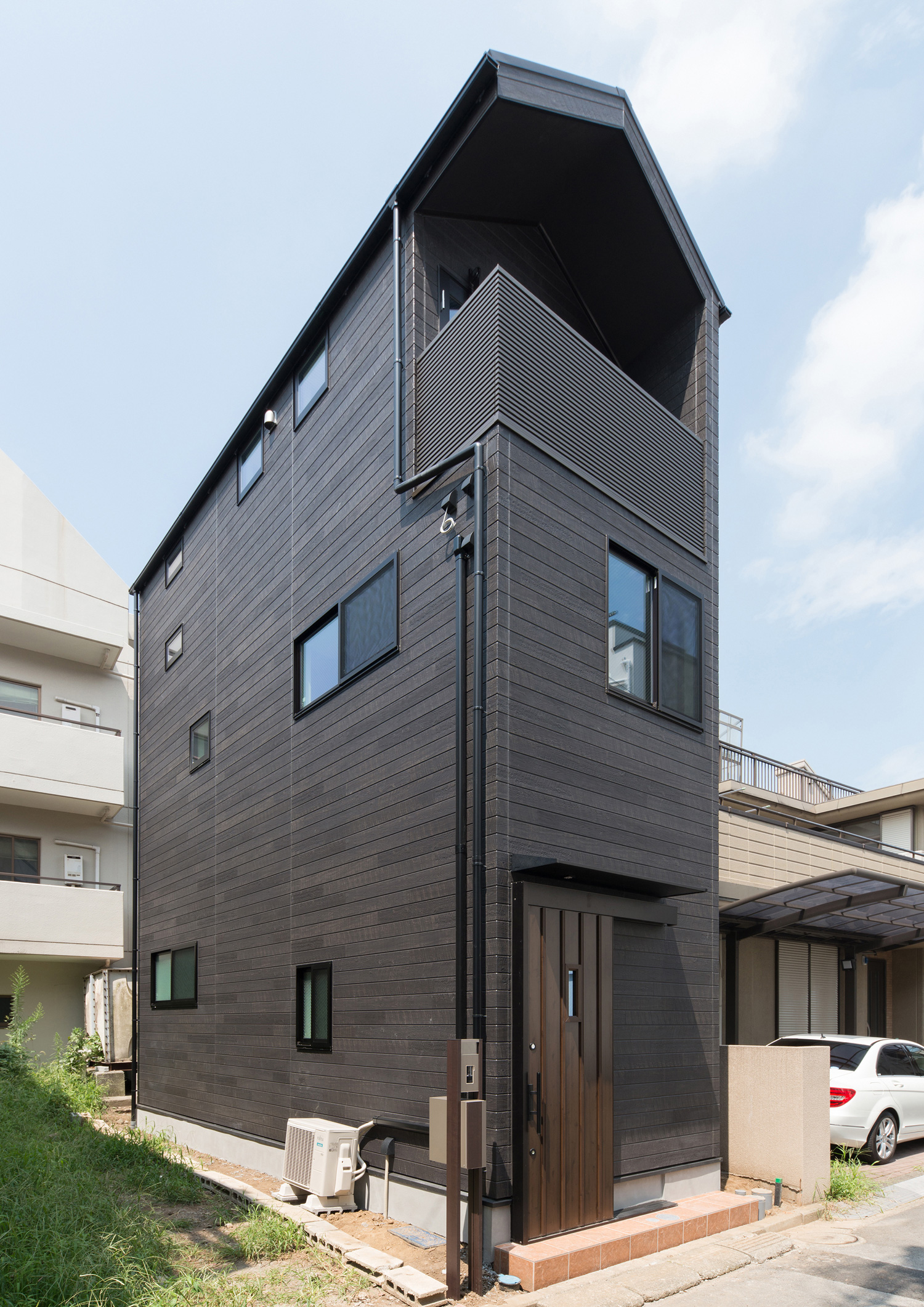 細長い土地に建つバルコニー付きの三階建て住宅・デザイン住宅 注文住宅・デザイン住宅建築実例_『CASE562 タテ長い家』_外観