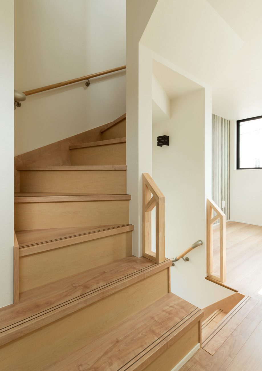 白い壁に囲まれた、シンプルでナチュラルな木製の箱型階段・デザイン住宅 注文住宅・デザイン住宅建築実例_『CASE562 タテ長い家』_階段