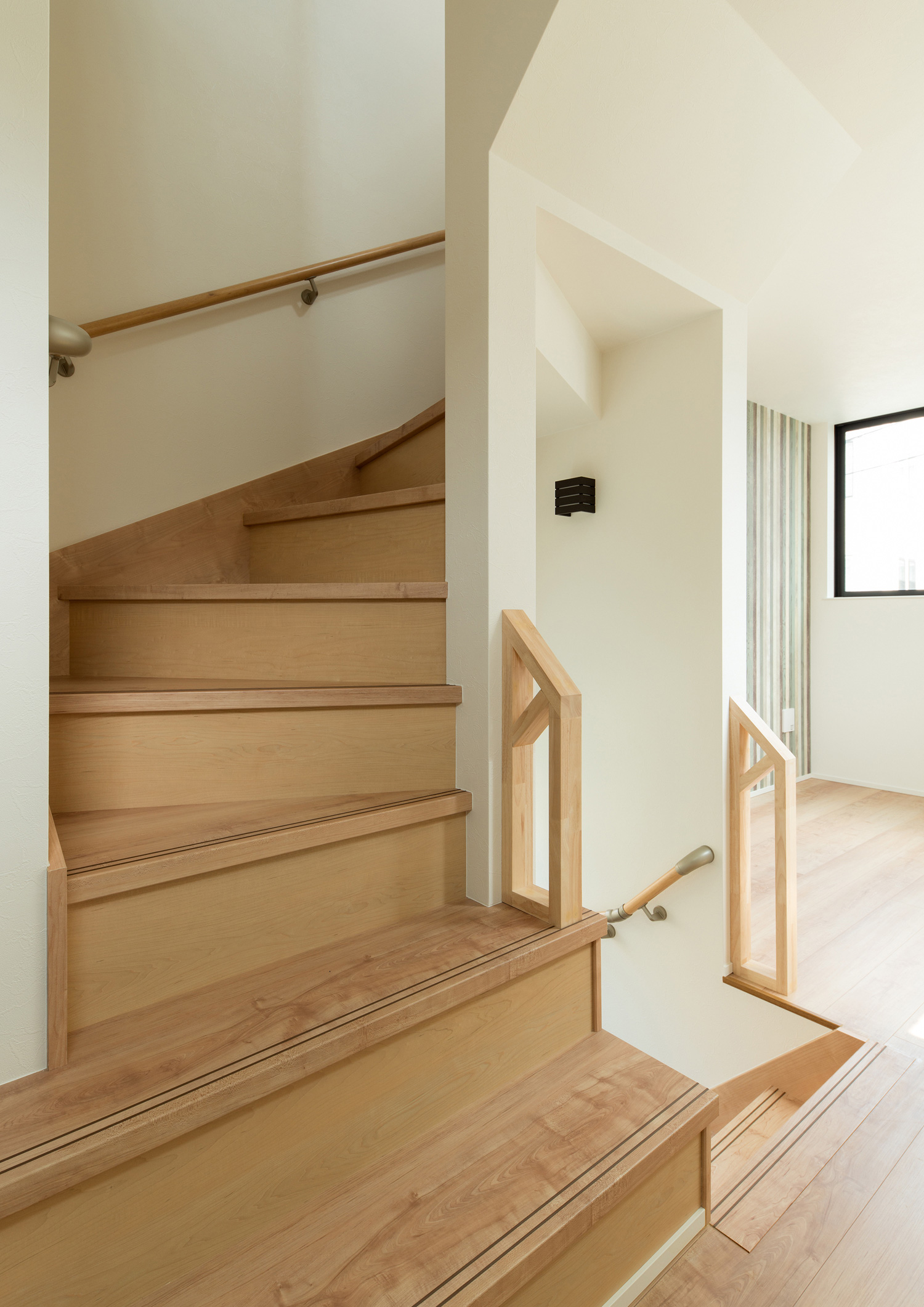 白い壁に囲まれた、シンプルでナチュラルな木製の箱型階段・デザイン住宅 注文住宅・デザイン住宅建築実例_『CASE562 タテ長い家』_階段