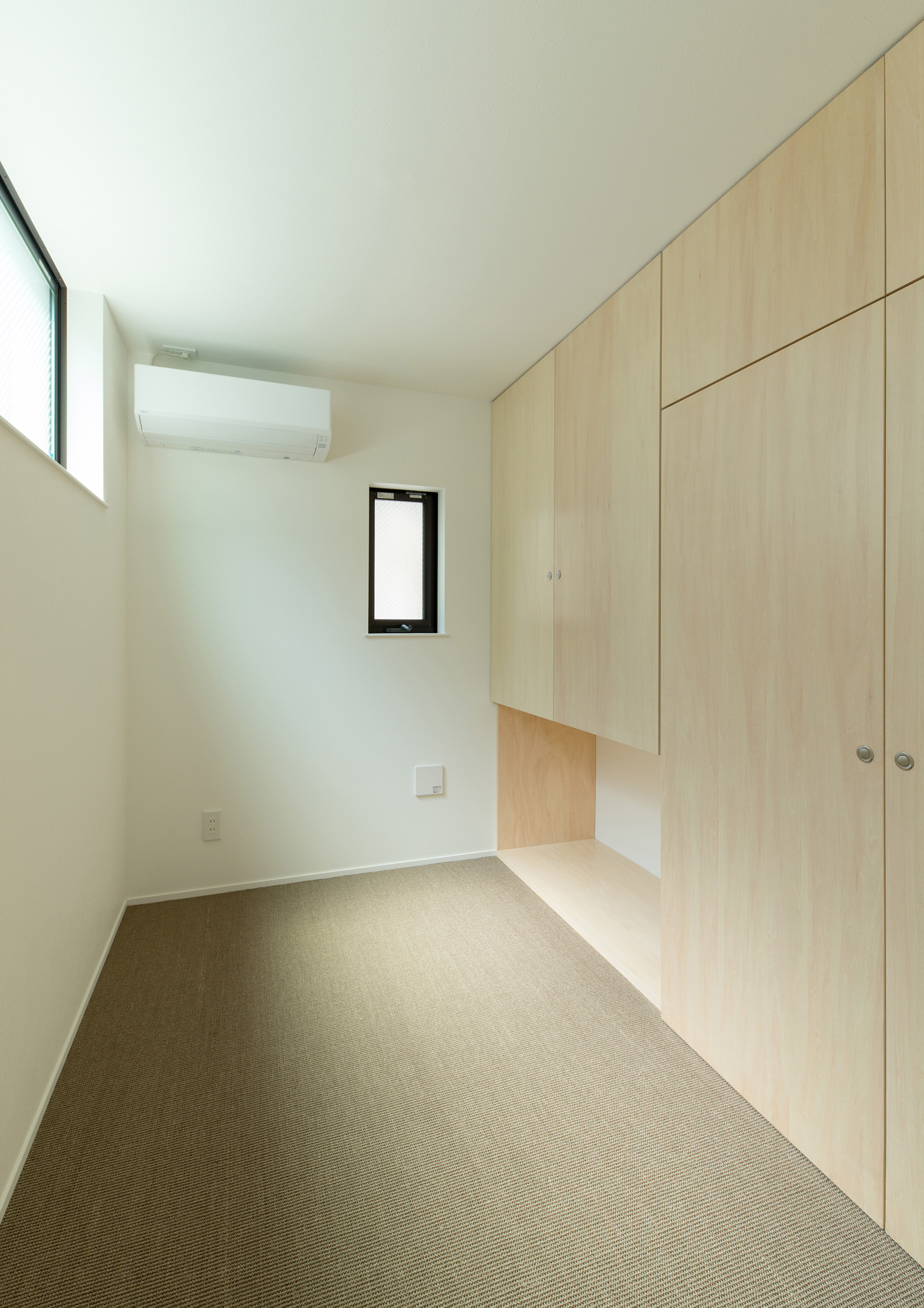 木材の壁面収納を設けたシンプルな寝室・デザイン住宅 注文住宅・デザイン住宅建築実例_『CASE562 タテ長い家』_寝室