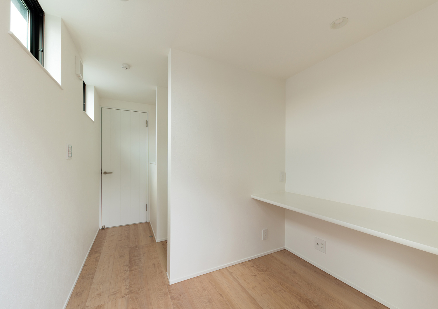 天井近くに小さな窓がある、壁付けデスクを設けた書斎・デザイン住宅 注文住宅・デザイン住宅建築実例_『CASE562 タテ長い家』_書斎