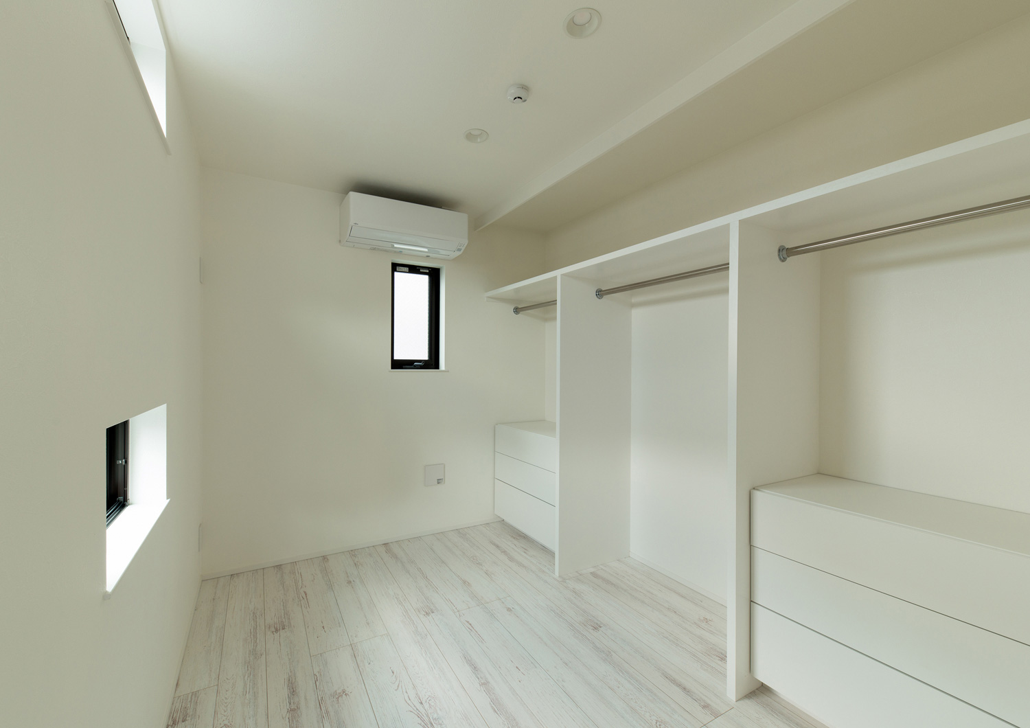 ハンガーラックや収納を設けた白を基調とした子供部屋・デザイン住宅 注文住宅・デザイン住宅建築実例_『CASE562 タテ長い家』_子供部屋