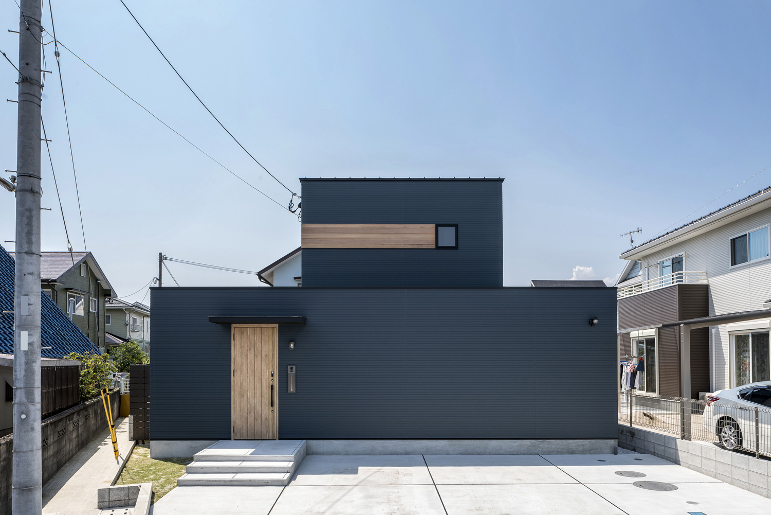 木目が映える、シャープな平屋+αの外観