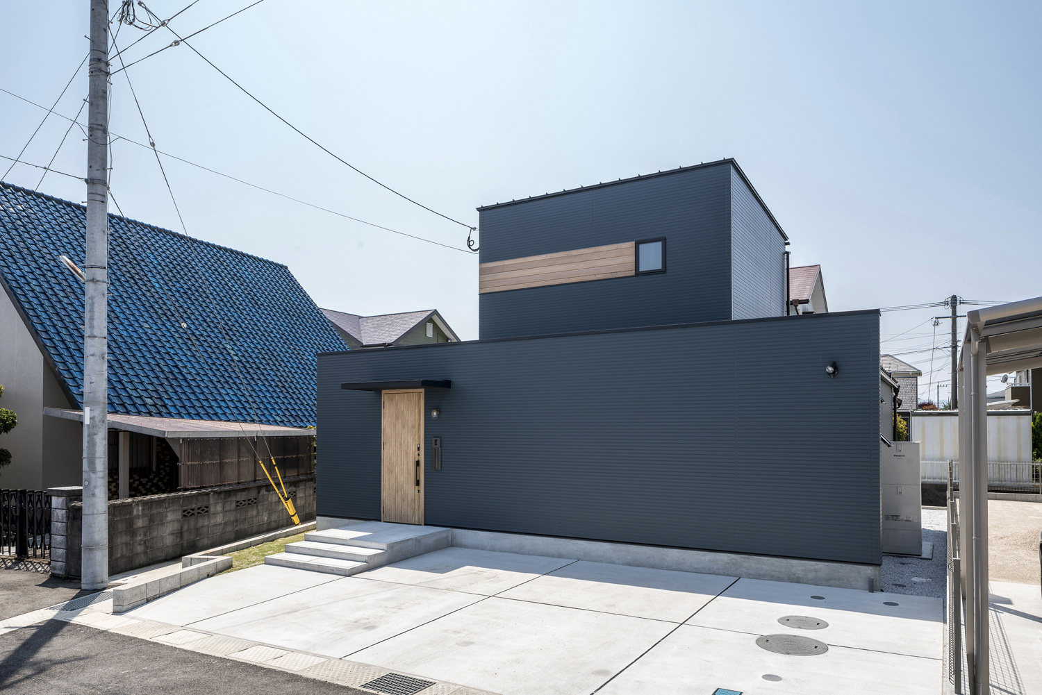 ネイビーの外壁で一部が二階建てになった家・デザイン住宅 注文住宅・デザイン住宅建築実例_『CASE563 pocket』_外観