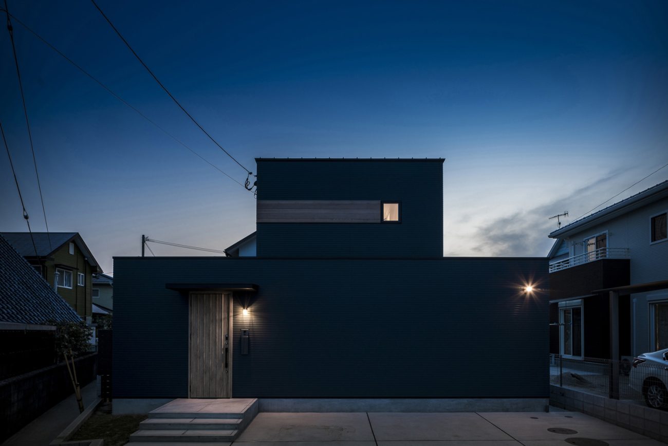 外壁に照明が取り付けられた、キューブが積み重なったような外観・デザイン住宅 注文住宅・デザイン住宅建築実例_『CASE563 pocket』_外観
