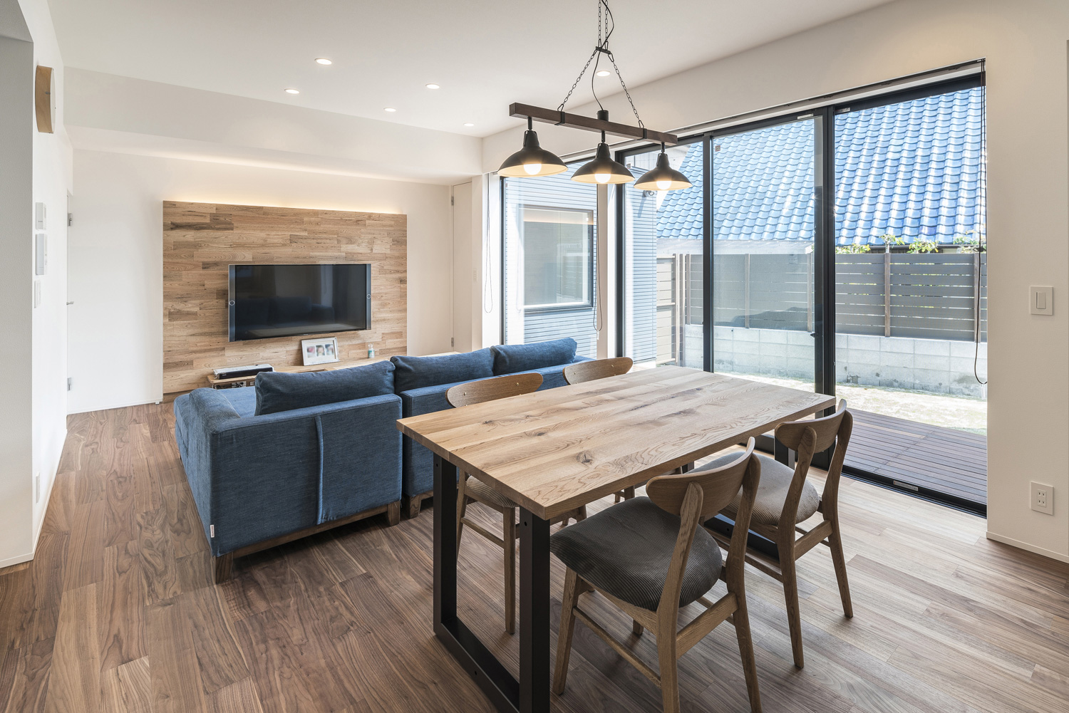 木材のインテリアを中心としたテラスに面したLDK・デザイン住宅 注文住宅・デザイン住宅建築実例_『CASE563 pocket』_LDK