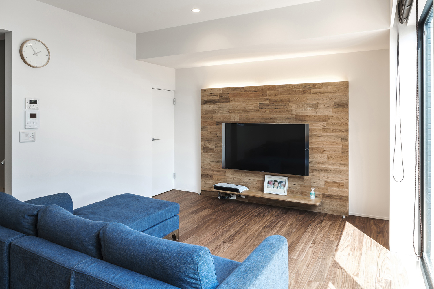 木目のアクセントウォールにテレビを掛けたフローリングのLDK・デザイン住宅 注文住宅・デザイン住宅建築実例_『CASE563 pocket』_LDK