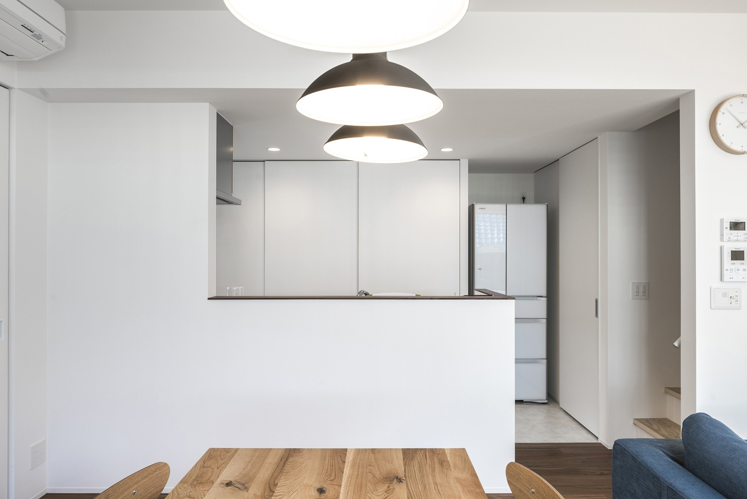 扉付きのカップボードがある腰壁付きのキッチン・デザイン住宅 注文住宅・デザイン住宅建築実例_『CASE563 pocket』_LDK