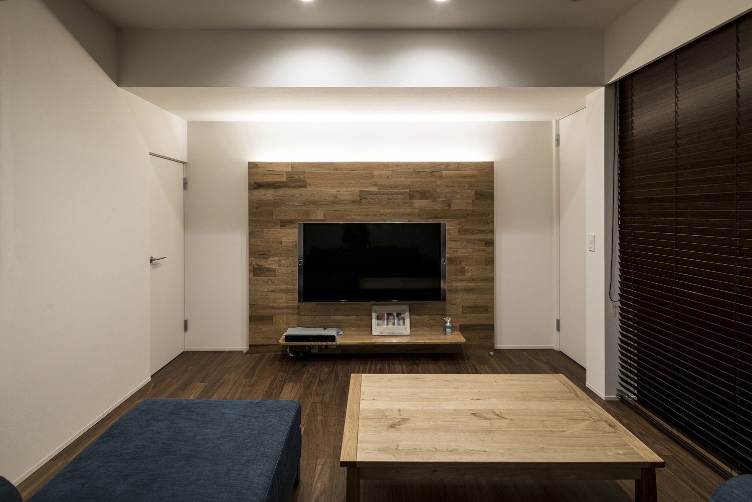 木のアクセントウォールに間接照明が取り付けられたLDK・デザイン住宅 注文住宅・デザイン住宅建築実例_『CASE563 pocket』_LDK