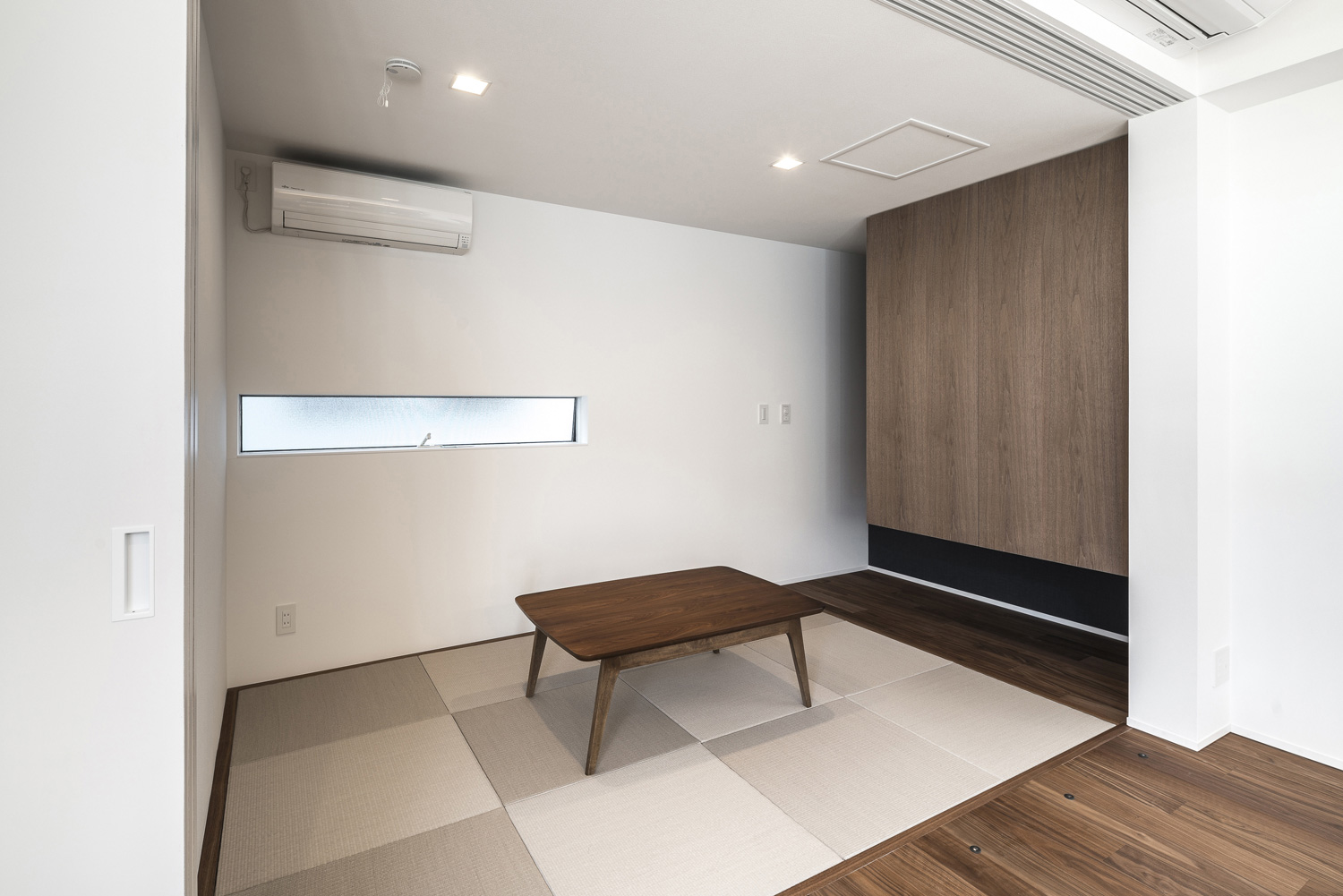 木のサイドテーブルやスリット窓があるモダンな和室・デザイン住宅 注文住宅・デザイン住宅建築実例_『CASE563 pocket』_和室