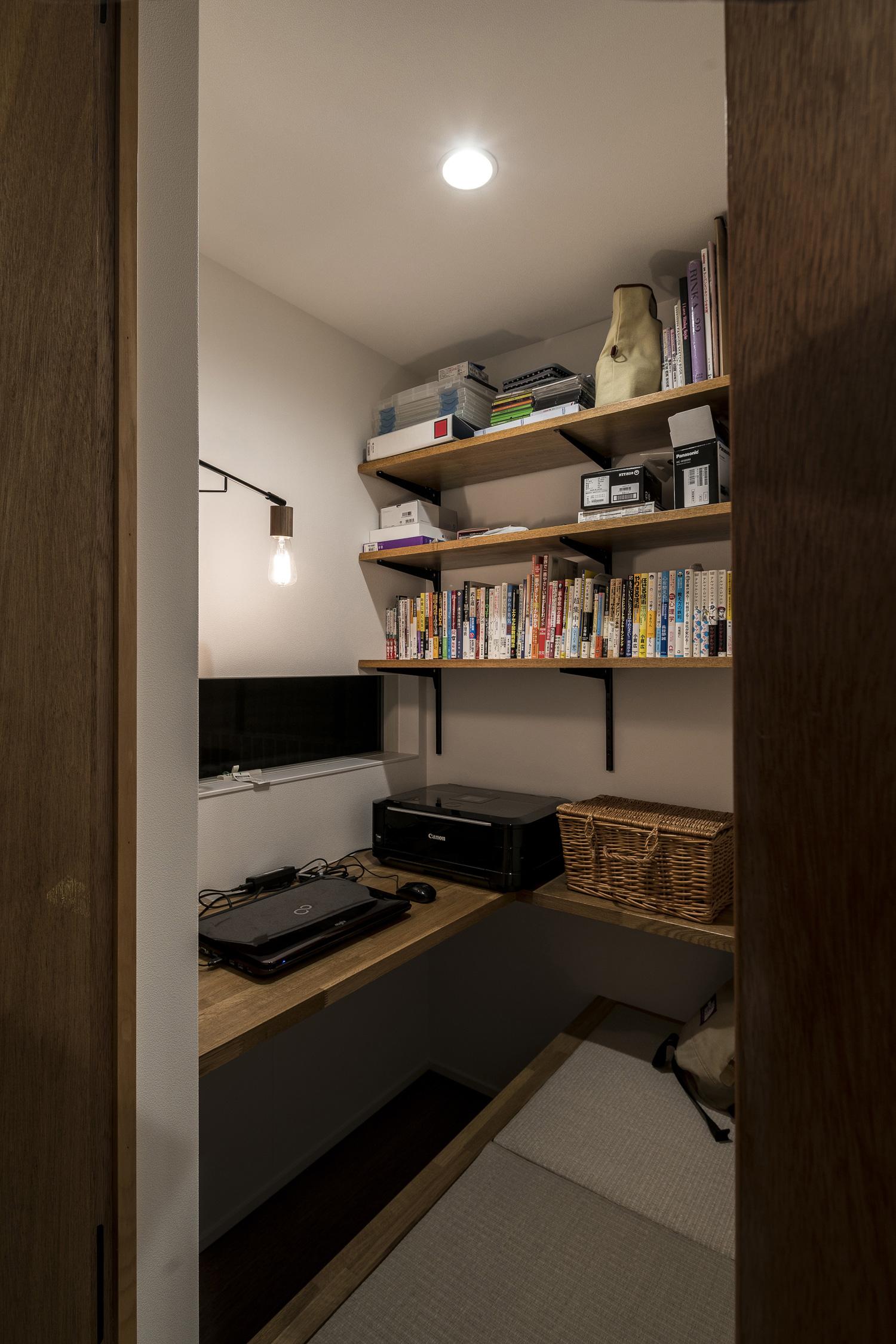 壁に本棚や机を取り付けた隠れ家のようなコンパクトな書斎・デザイン住宅 注文住宅・デザイン住宅建築実例_『CASE563 pocket』_書斎