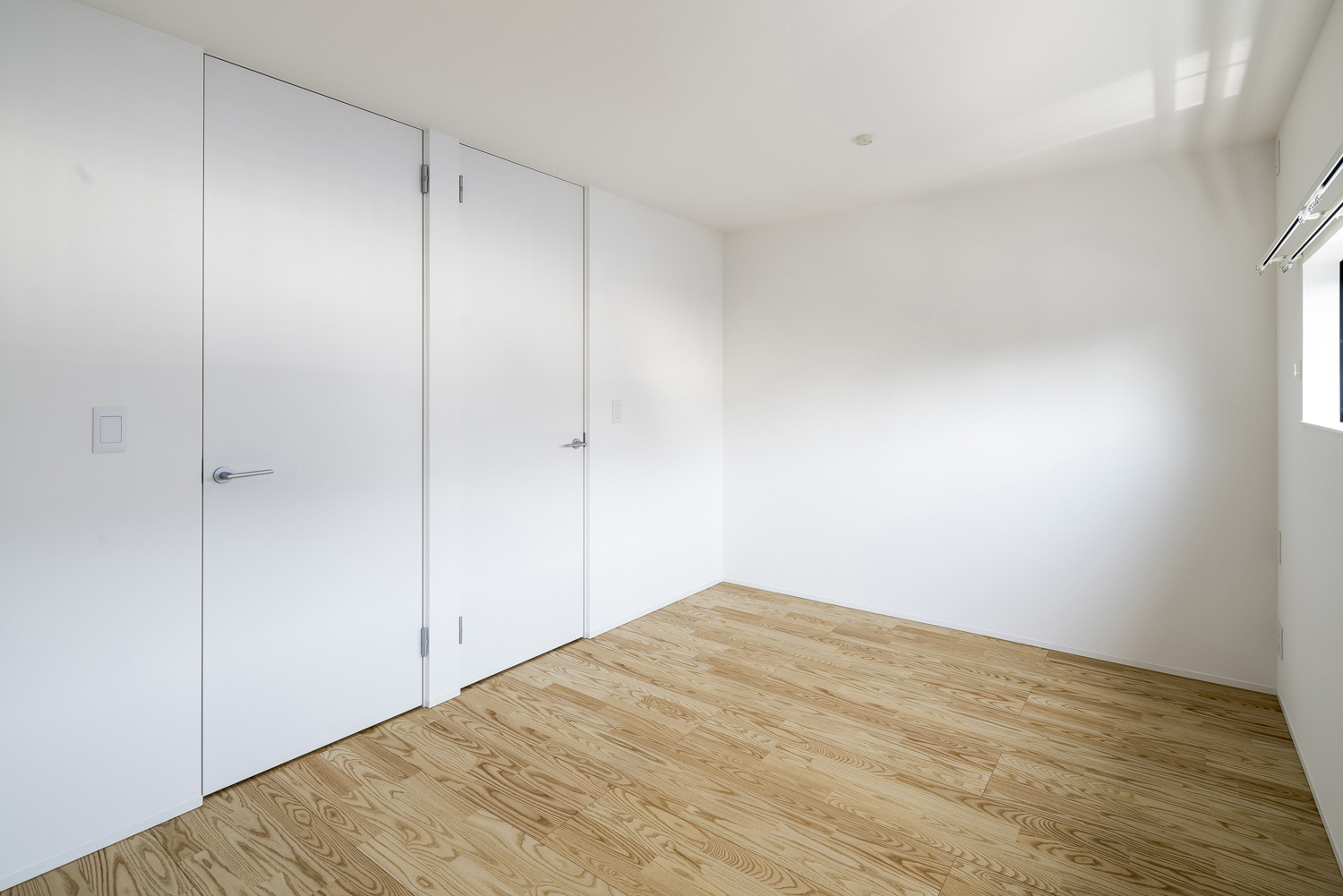 壁や扉を白で統一した左右対称の子供部屋・デザイン住宅 注文住宅・デザイン住宅建築実例_『CASE563 pocket』_フリースペース